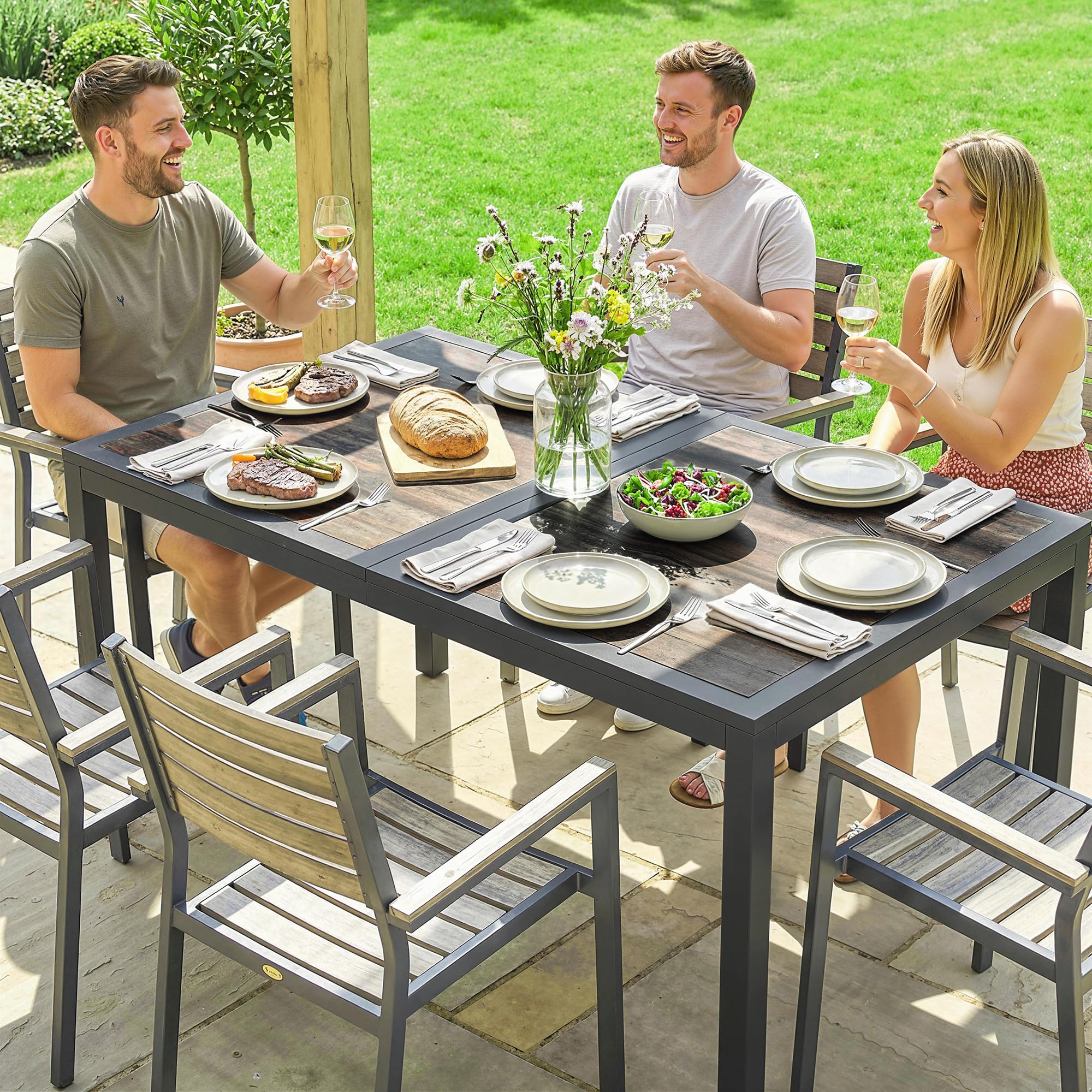 Outsunny Tavolo Giardino Rettangolare Acciaio 140x80x72cm Grigio Scuro | Per 4-6 persone, tavolo da pranzo outdoor, piano effetto legno, ideale per patio, balcone, portico