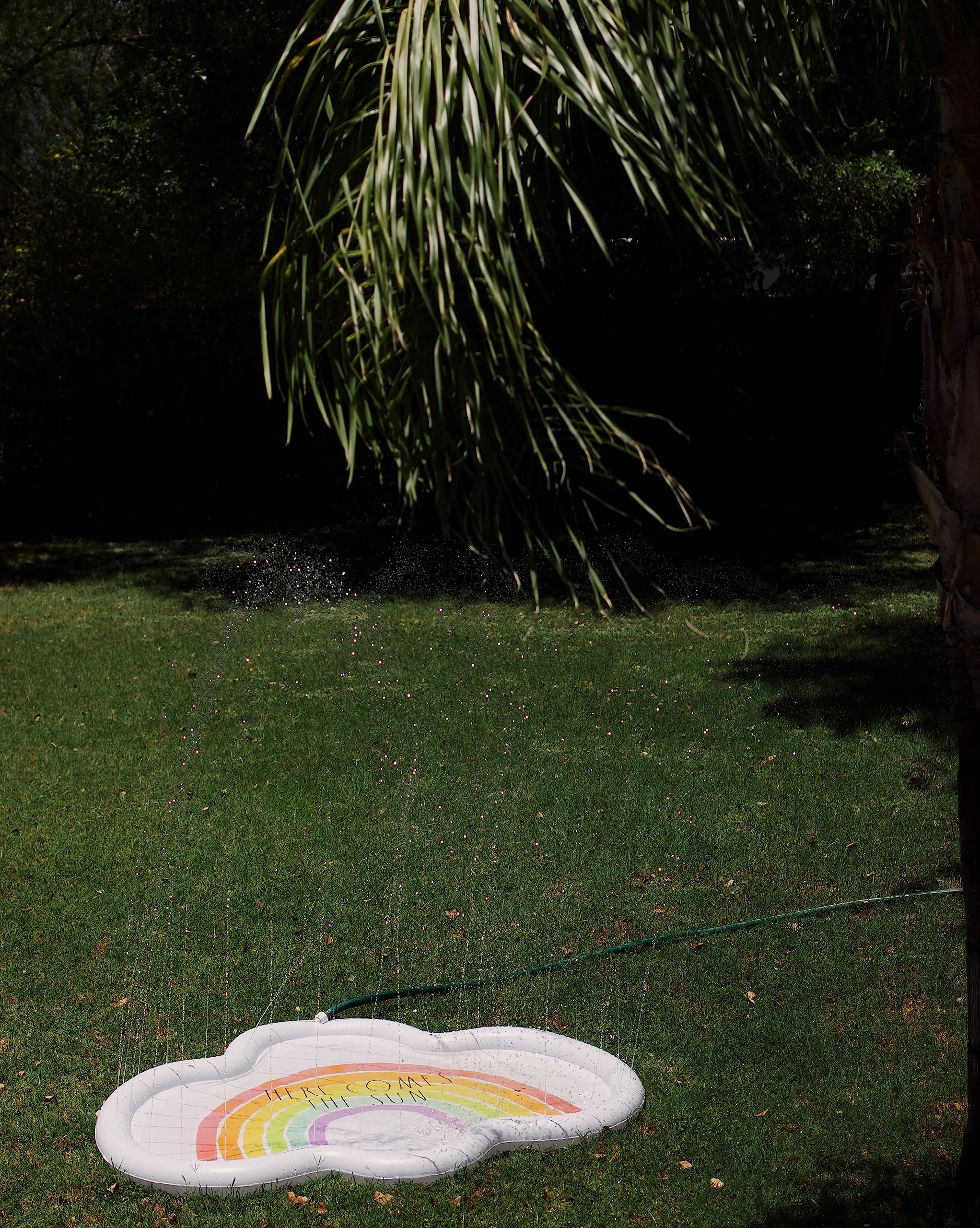 Rae Dunn x  Rainbow Cloud Splash Pad – Juega todo el día – Juguete de agua duradero de larga duración – Aspersor seguro y divertido para patio trasero, ideal para fiestas de verano y 3
