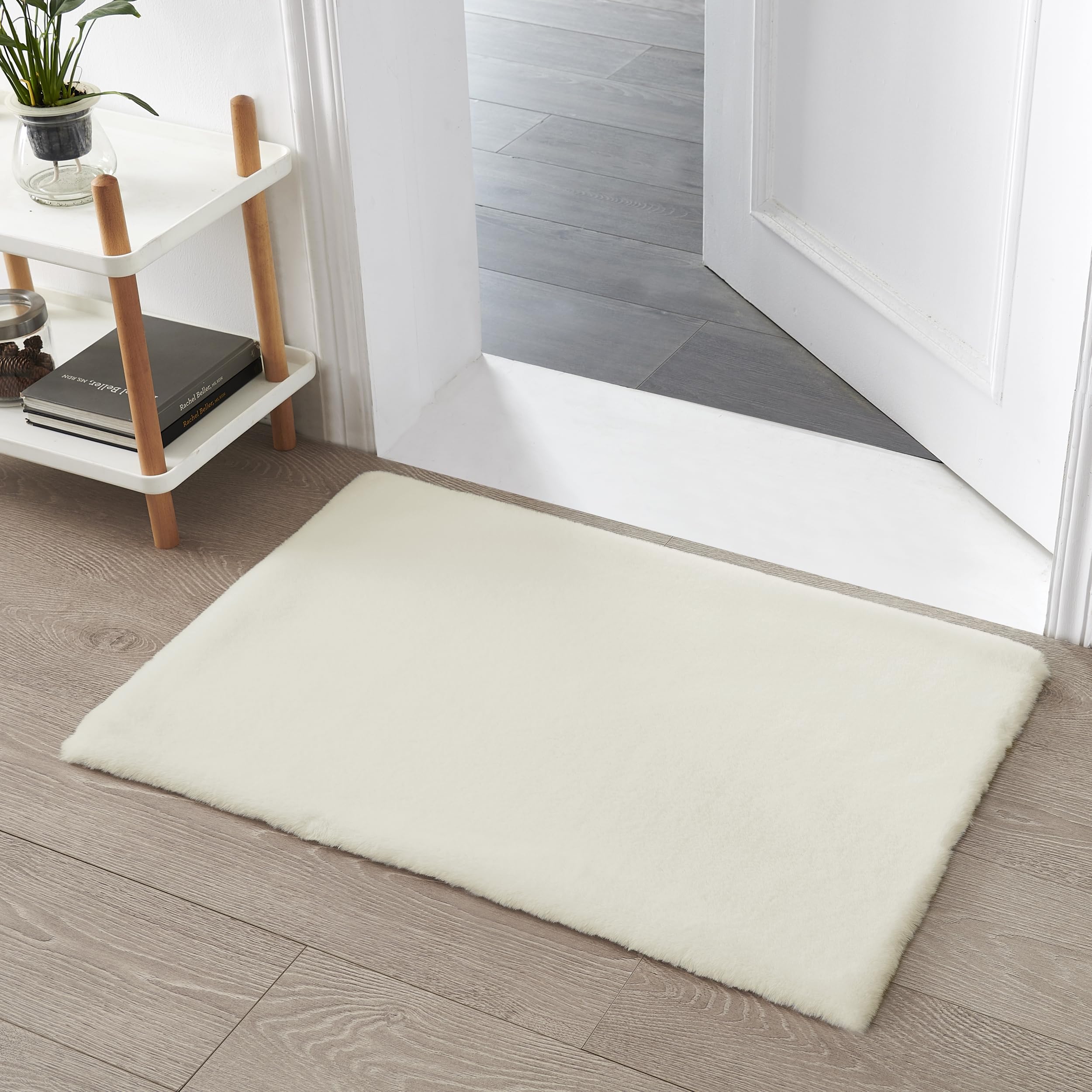 Tapis de lit moelleux beige pour réchauffer les sols de chambre 60x90