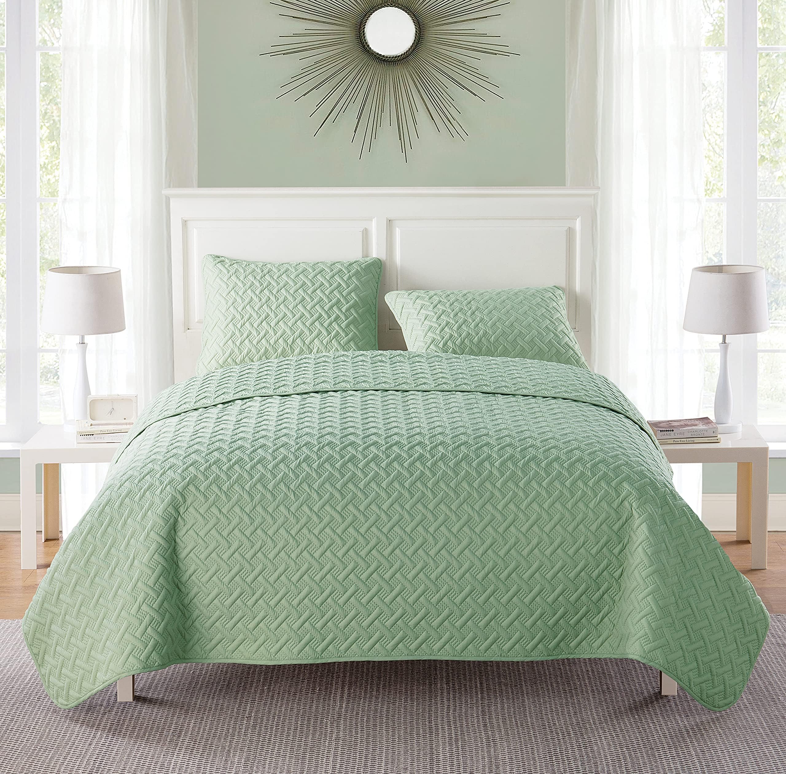 VCNY Home King Quilt : Luxurious Geometric Pattern Design, Lighweight Luxurious Microfiber in Green ; Single Quilt