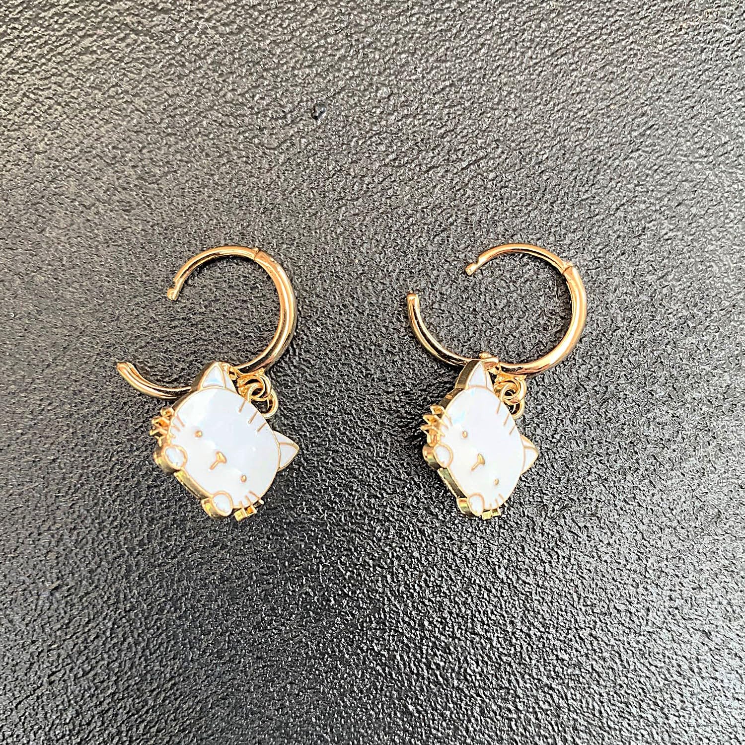 Petites Créoles Dorées Plaquées Or 14K avec Chatons Blanc ou Rose – Boucles d’Oreilles Légères Femme Fille Ado – Idée Cadeau Amoureuse des Chats – ASTER ALHELÍ