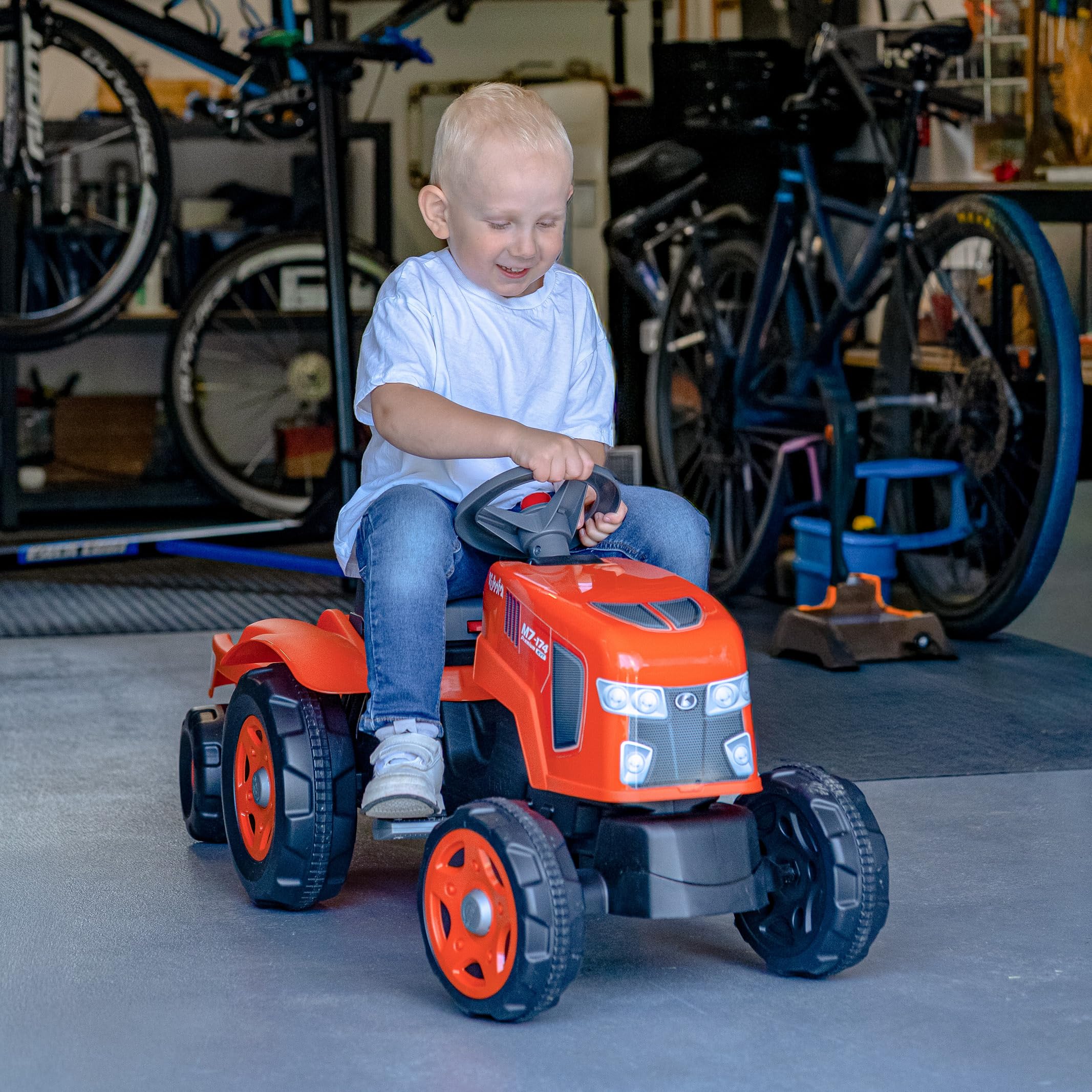 Falk Kubota Traktor mit Pedalen für Kinder, mit Anhänger, ab 2 Jahren | Haube zum Öffnen und verstellbarer Sitz