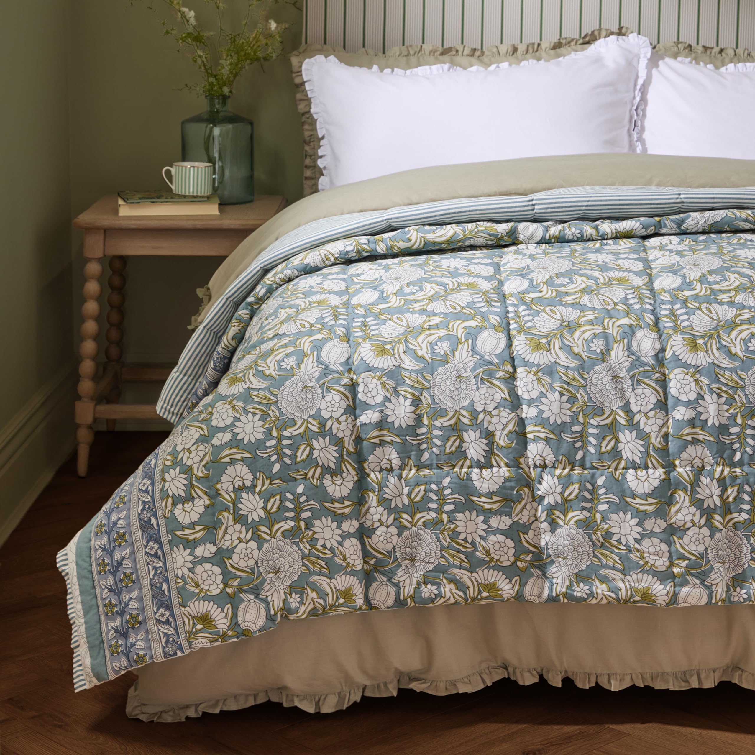 furn. Wylder Annabelle Bedspread – Reversible Floral Quilted Cotton Coverlet Bedding (Blue – 150x200cm)