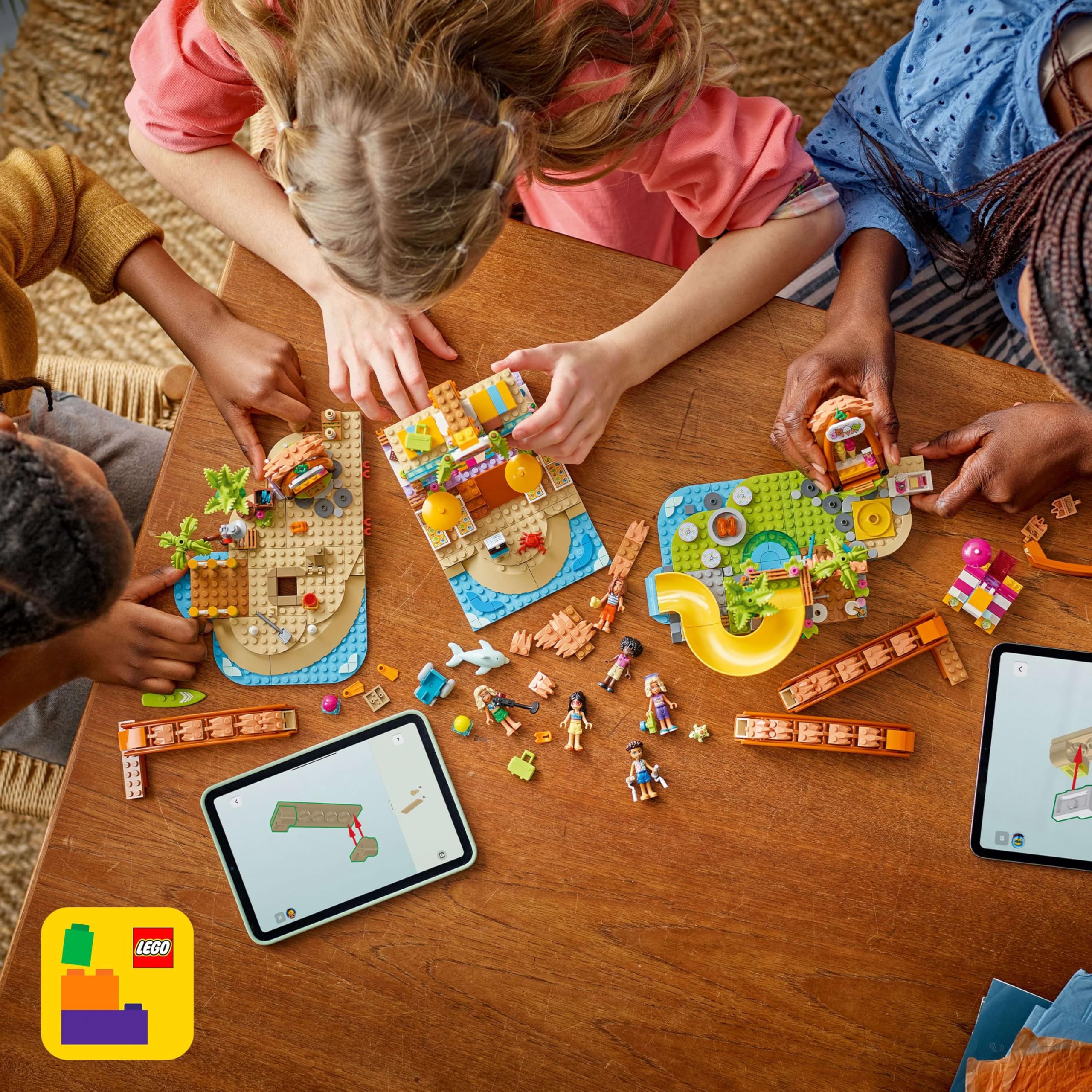 LEGO Friends Vacanza al Beach Resort - Gioco con 6 Mini Bamboline, Animali Giocattolo come Tartaruga e Delfino, Chiosco dei Gelati e Accessori - Regalo di Compleanno per Bambine da 8 Anni - 42673