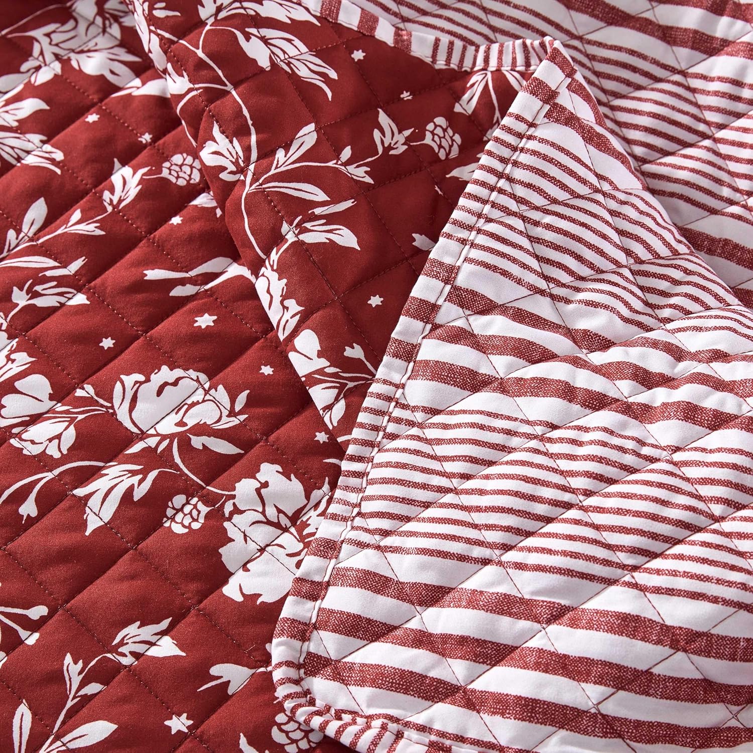 Martha Stewart - Queen Quilt Set, Classic Quilted Bedding, Lightweight, Incredibly Soft & Wrinkle Resistant Quilt with Matching Pillowcases, 3 Piece Bed Set (Dancing Deer Red) - Image 7