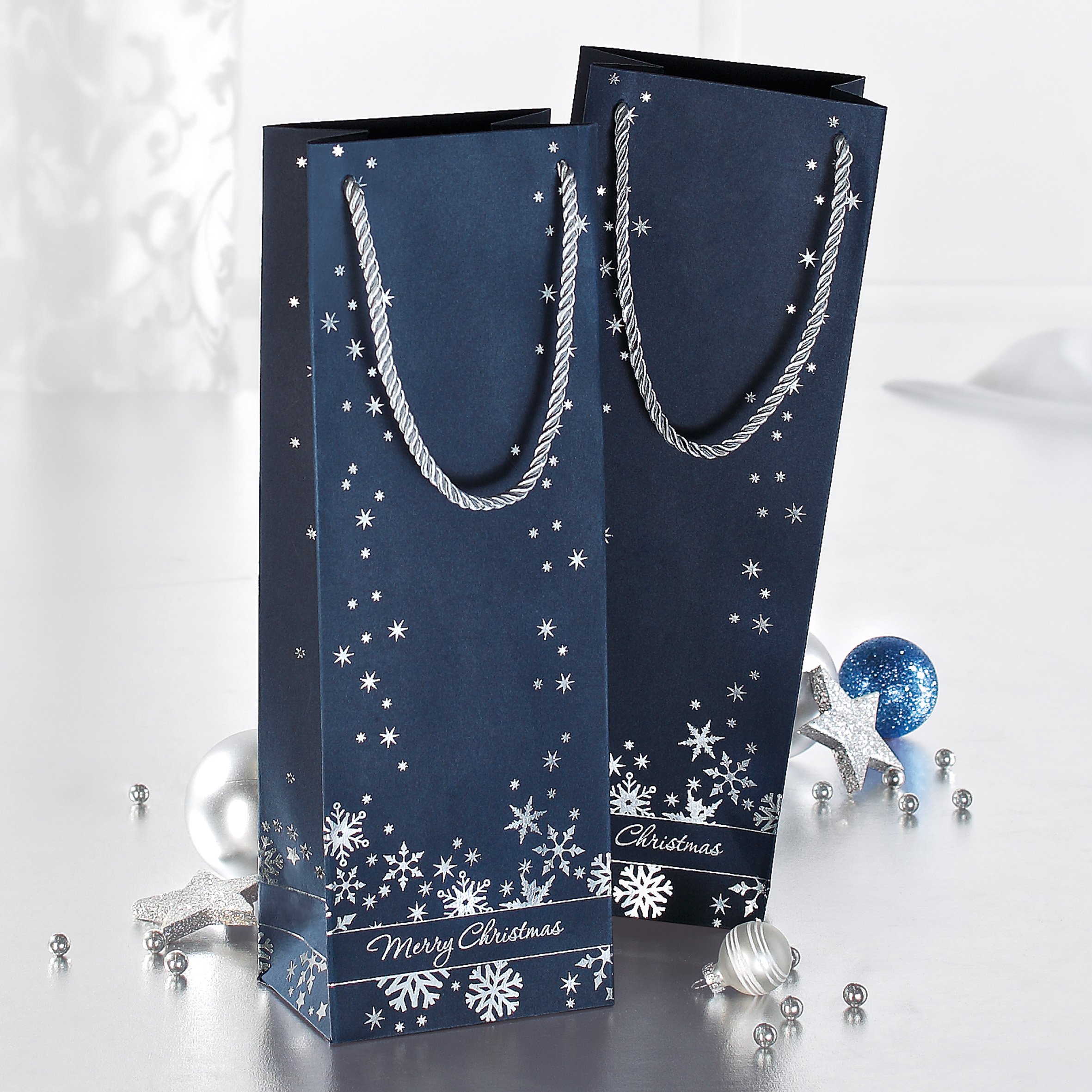 Produktbild von SIGEL GT108 Mittelgroße Premium Papier- Geschenktüten 23 X 17,5 Cm | 3er Set | Mit Rot- Und Weißprägung | Für Weihnachten | "Wave