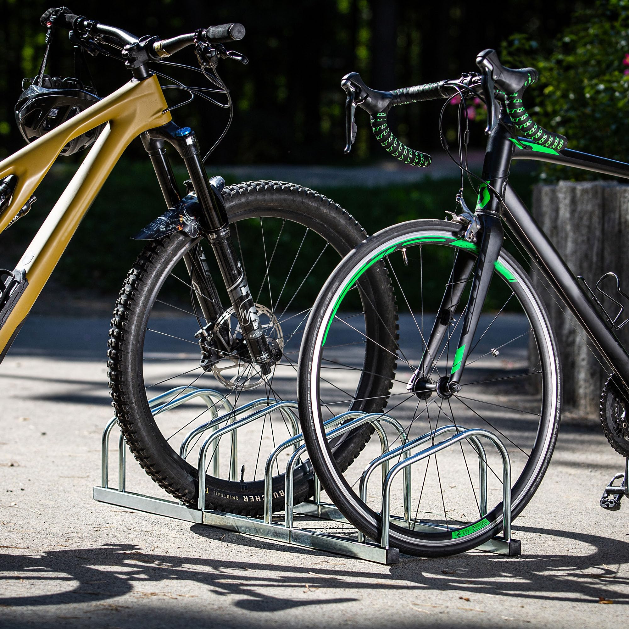 KADAX Support de vélo pour 4 vélos au sol ou au mur, en acier galvanisé pour pneus de jusqu'à 65 mm de largeur, support de vélo