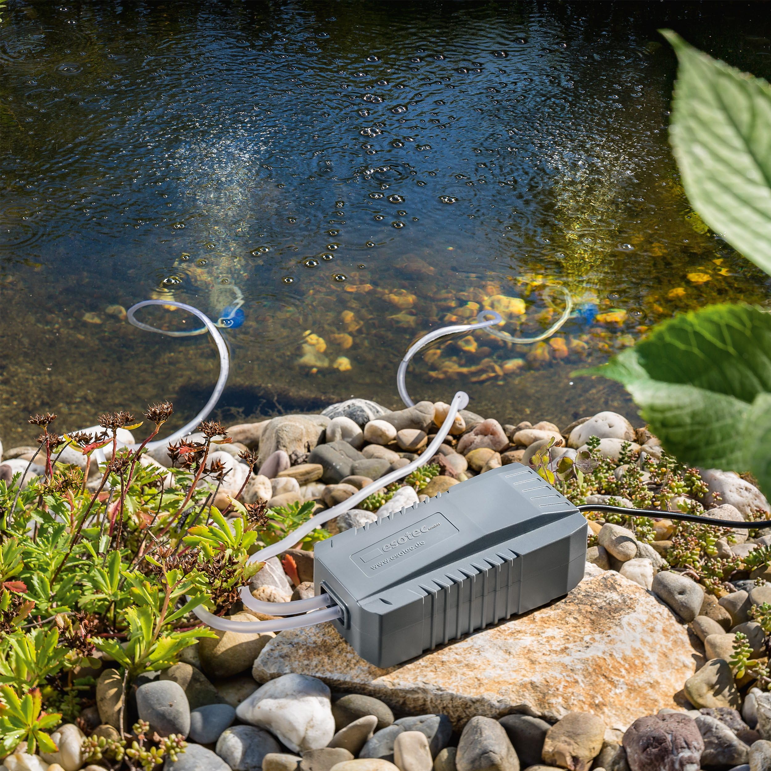 Aérateur de Bassin Solaire Professionnel avec Akkuspeicher – 8 W Solar Modeul 200 L/H Air – Extragroßes Solar Modeul Plus Batterie – Pompe à oxygène pour Bassin Esotec Pro 101846