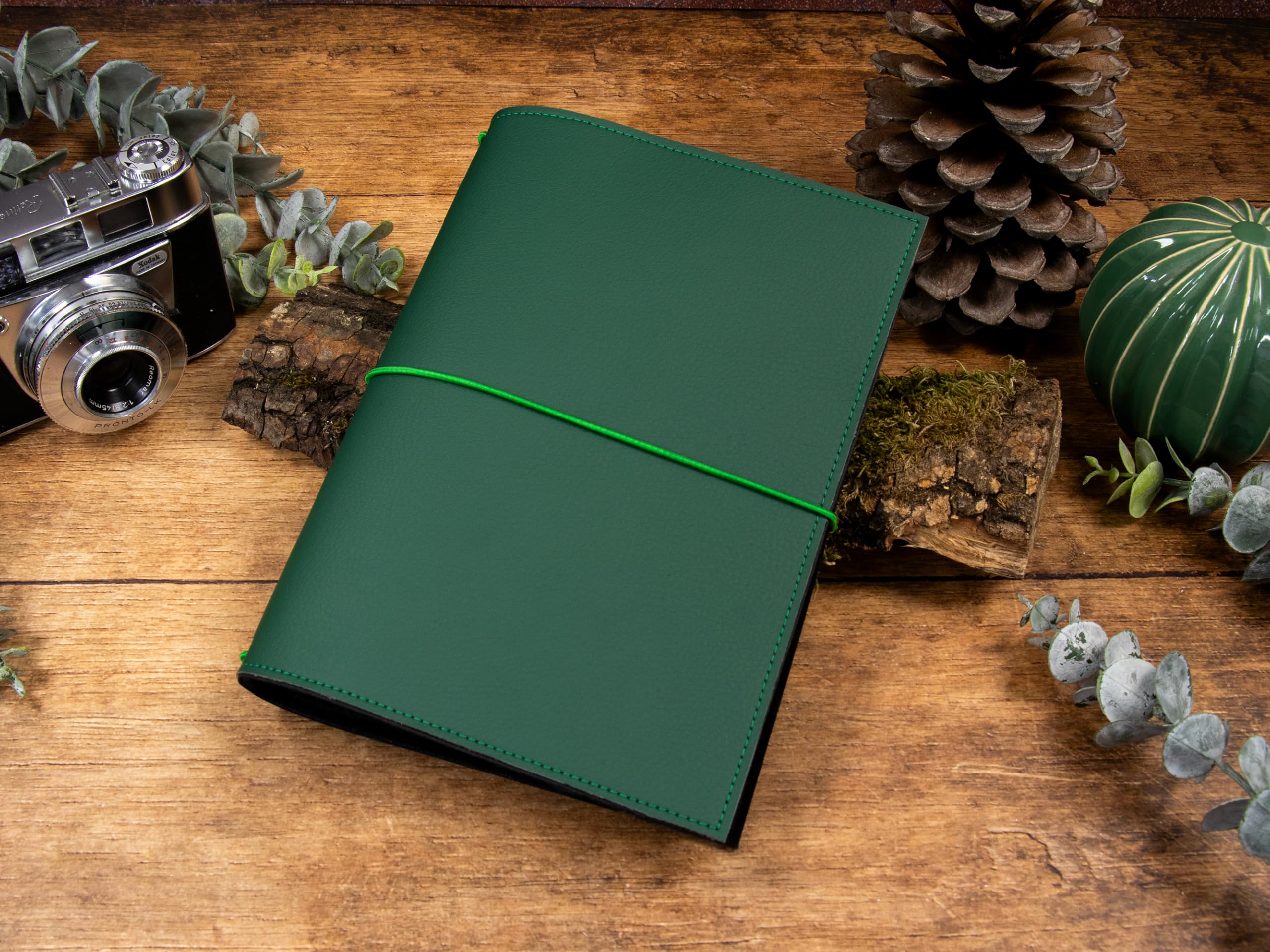 Travelers Notebook, dunkelgrün, –verschiedene Größen, nachfüllbar – Handmade Journal aus Kunstleder, Platz für 2 Hefte, optional mit Notizheften, dots oder blanko
