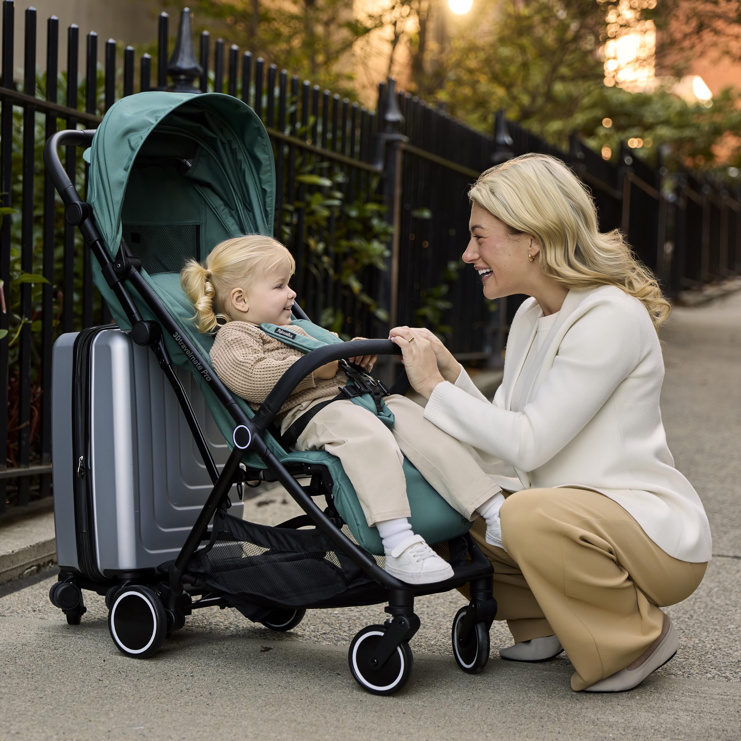 Ingenuity Travelmate Pro - Passeggino da viaggio leggero 3D con bordo pieghevole Buddy Board, compatibile con pattumiera, pronto per il seggiolino auto, pieghevole con una sola mano, protettivo