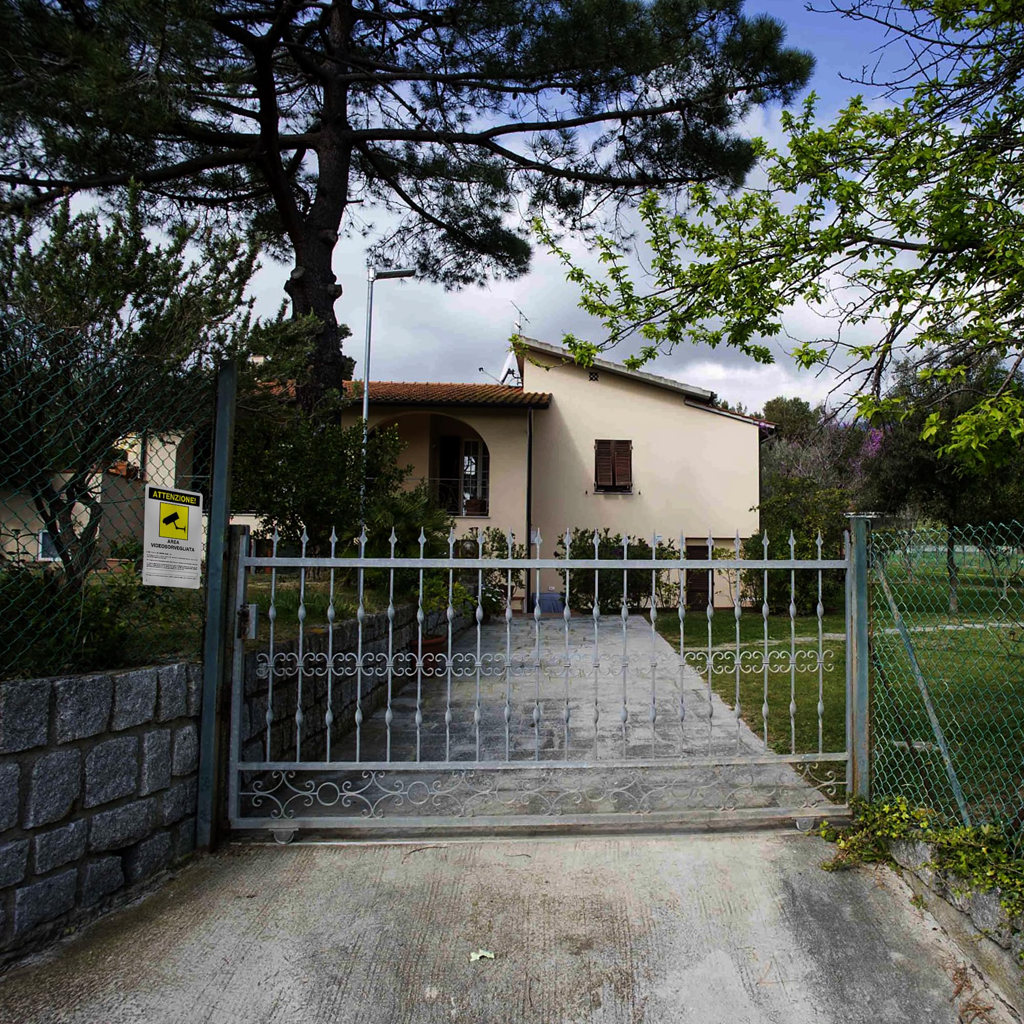 3 Cartelli Area Videosorvegliata 20x30 cm in PVC Rigido + 3 Adesivi 10x7 cm – Avviso GDPR Videosorveglianza per Casa, Cancello, Negozio, Garage e Condominio