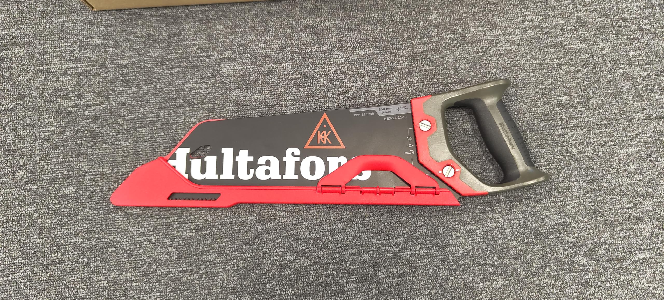 Sierra de mano de 350 mm de Hultafors | 11 dientes por pulgada | Sierra para madera y laminados | Acabado ecológico y mango ergonómico | Con protector de hoja incluido | 590750