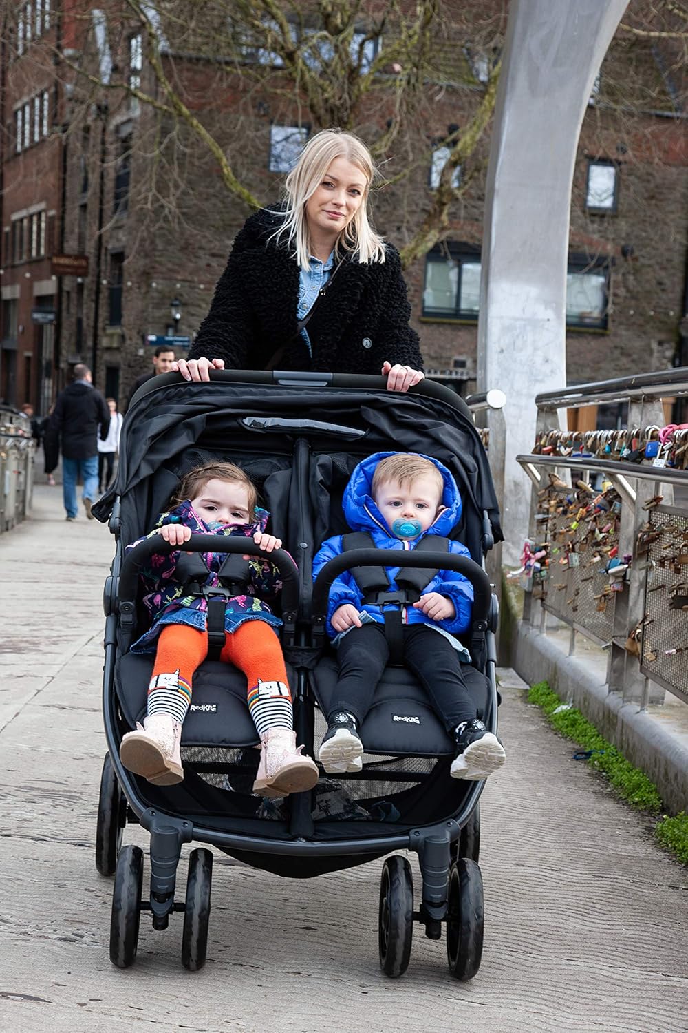 babies forward facing age