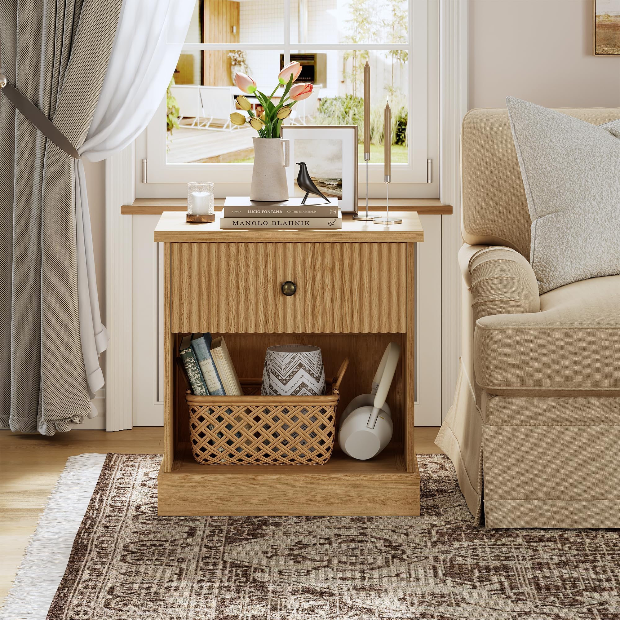 Table de chevet cannelée en bois de chêne pour une chambre campagne chic chaleureuse
