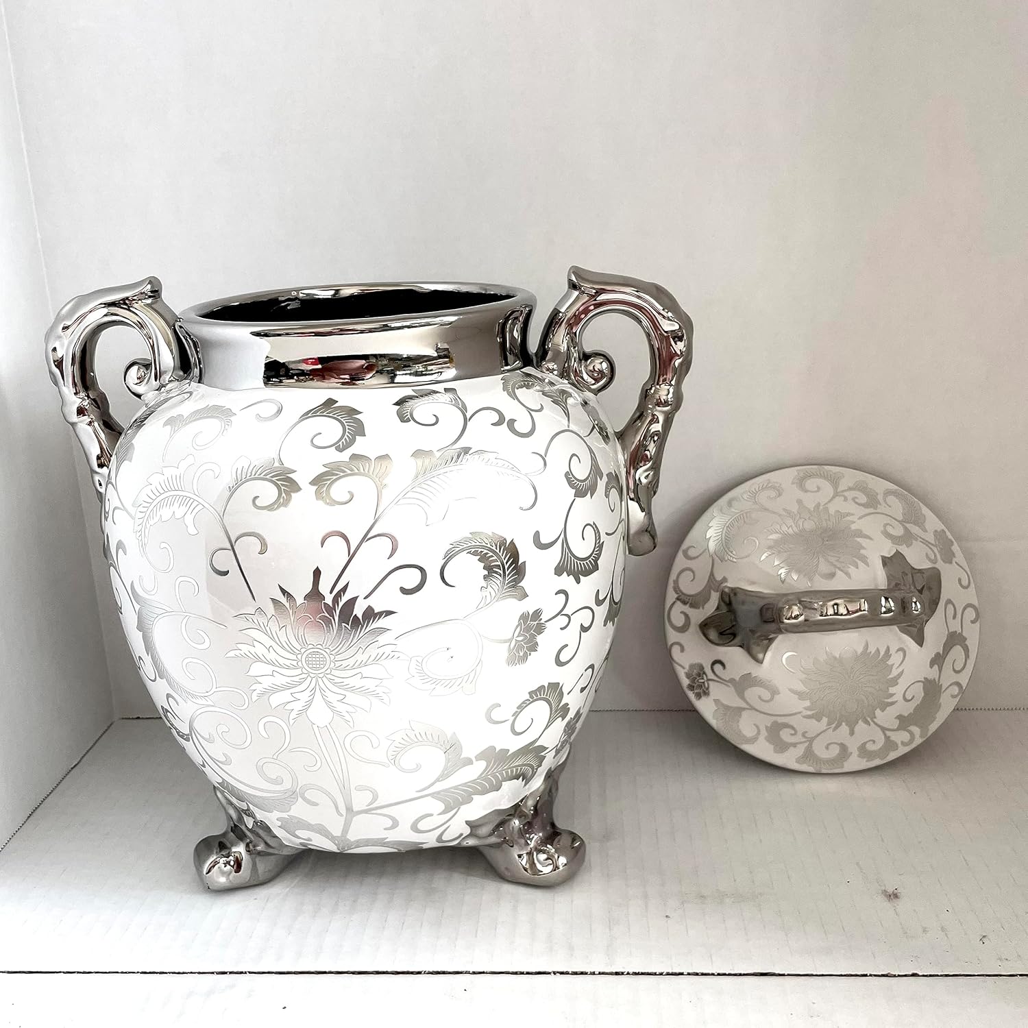 Sopera para Obatala Blanca con acentos plateados/ObatalaTureen with silver accents.