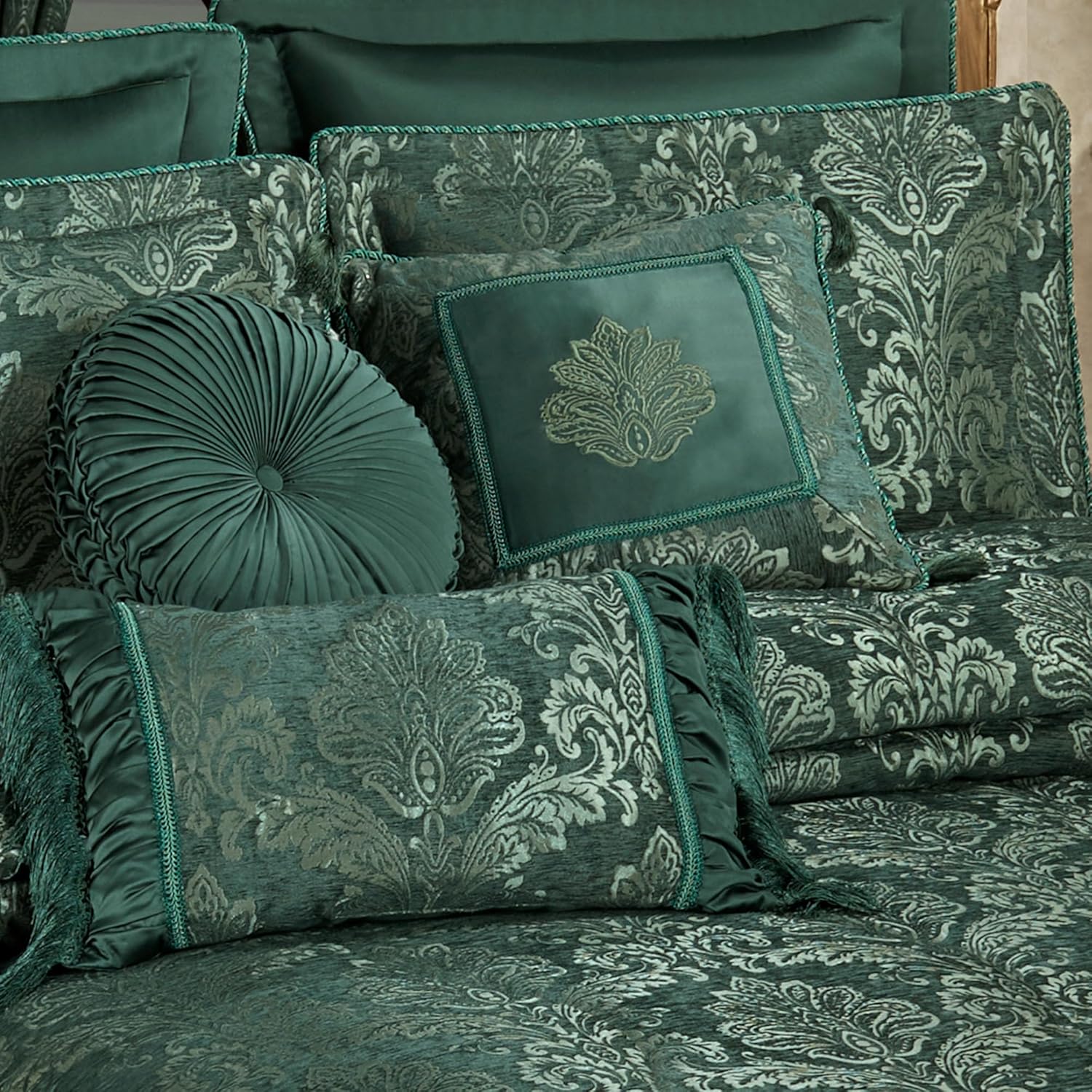 Touch of Class Camelot Luxury Bedding | Striking Emerald Green | Matte Satin Damask on Textured Jacquard-Woven Chenille 6 Piece Set Includes King Bedspread, 2 King Shams, and 3 Decorative Pillows