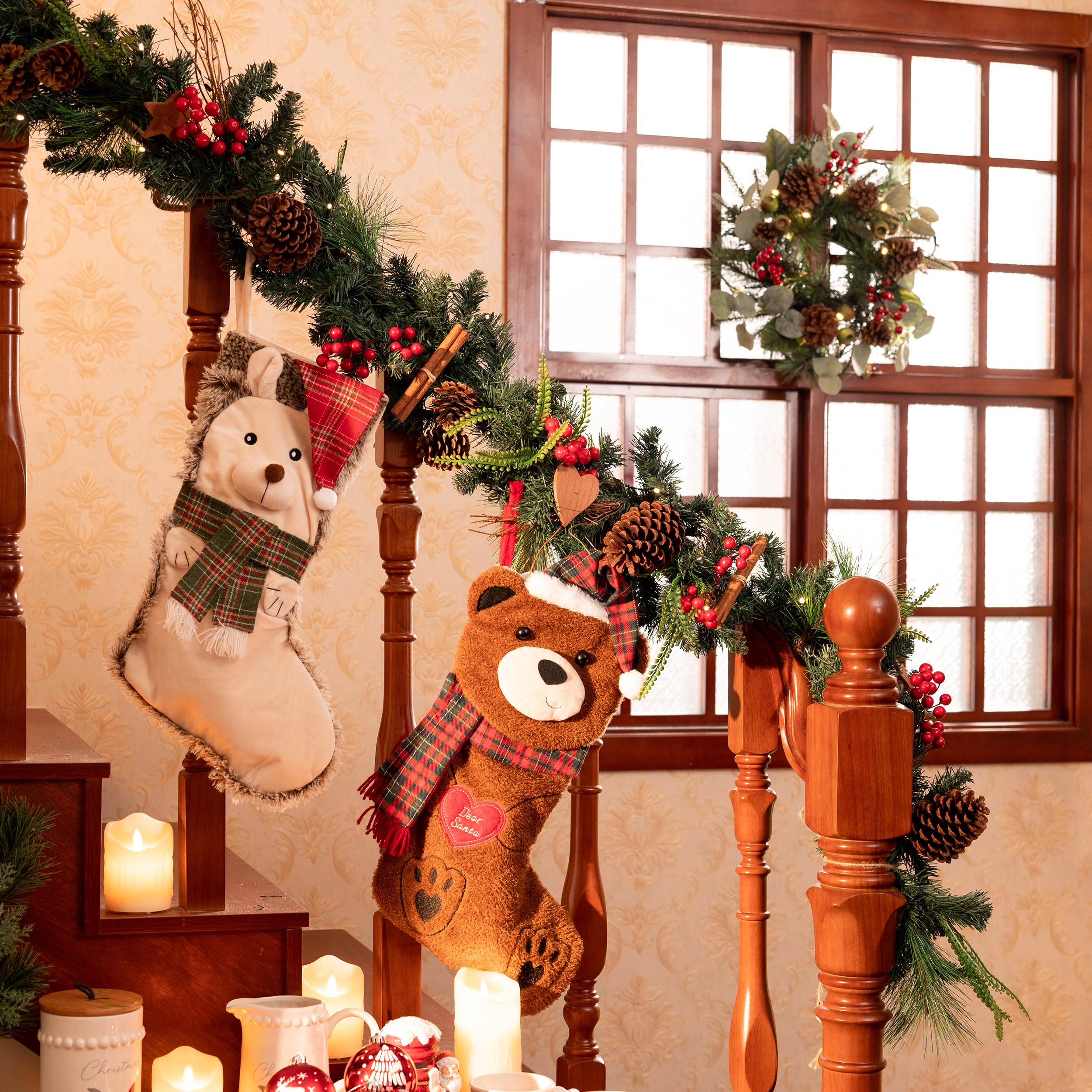 Valery Madelyn Weihnachtsgirlande 183CM mit 20 Beleuchtung Timer, künstliche Tannengirlande mit Natür Tannenzapfen Zimt Holzsterne,Weihnachtsdeko für Tisch Treppengeländer In-Outdoor, Grün Rot