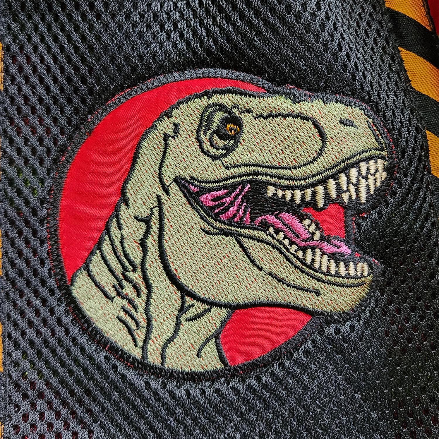 8 WEAPONS Muay Thai Shorts Jurassic, Grün-Rot, Kickboxhose für Training & Wettkampf, Thaibox Shorts Polyester, Atmungsaktiv, Langlebig, Kampfsporthose für MMA, K1, Boxen, Thai Boxen