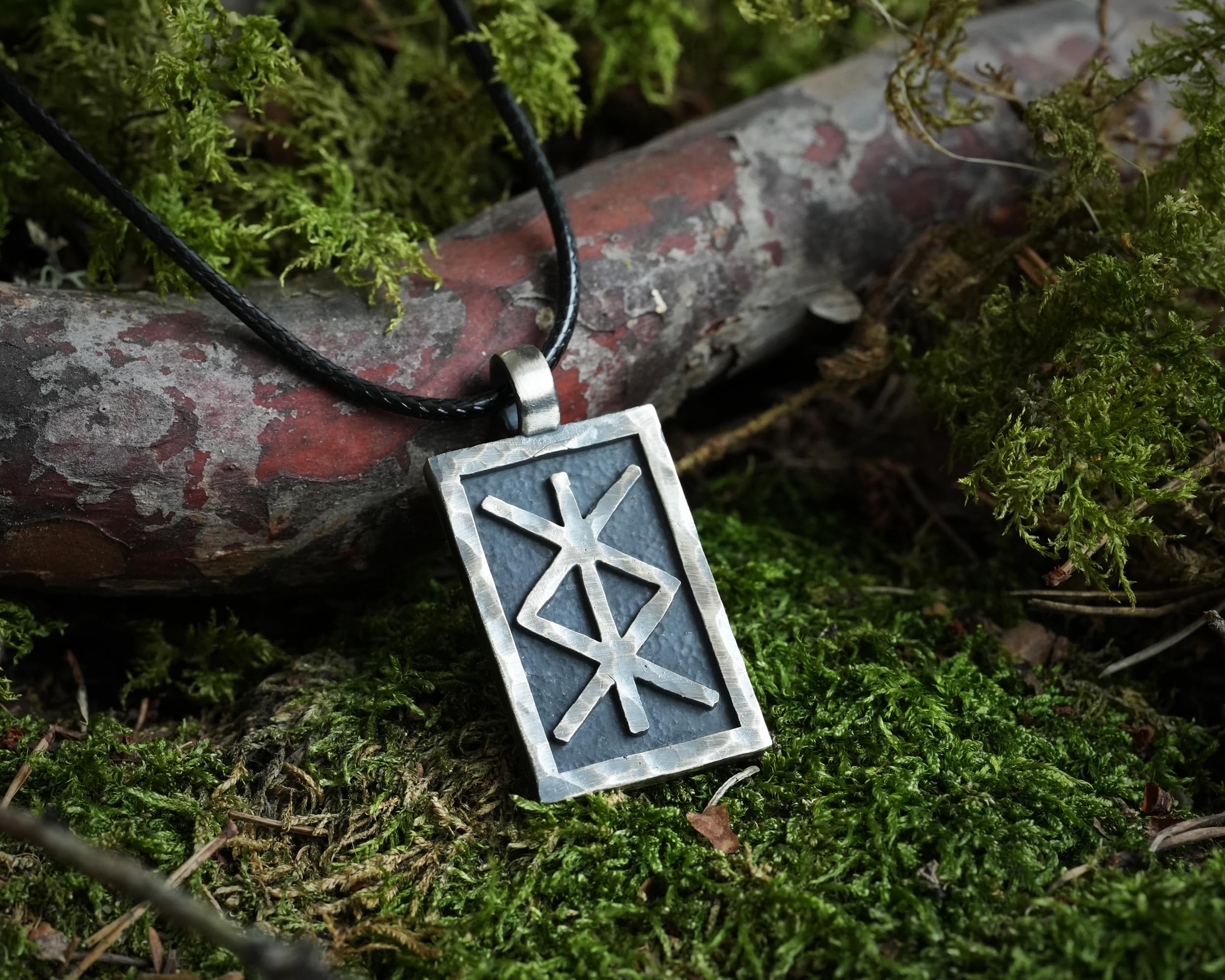 Baldur Jewelry Bindrunen-Kette mit Futhark-Anhänger aus Messing | Gravierte Bindrune mit gehämmerter Antikstruktur und verstellbarem Band, inspiriert vom Älteren Futhark.