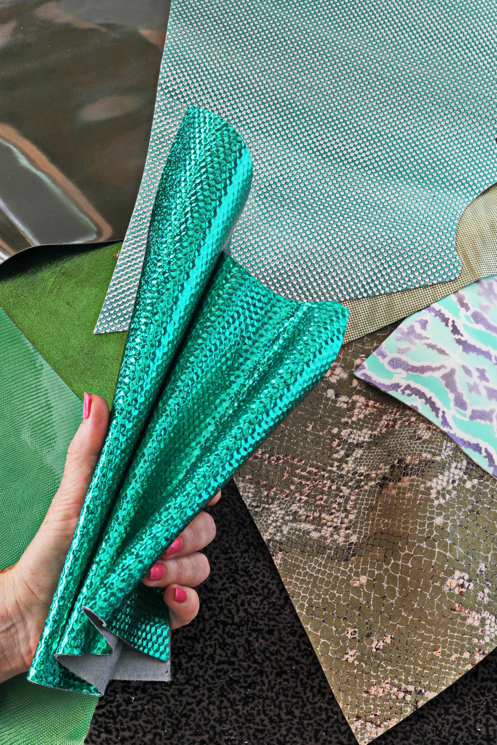 La Garzarara – Chutes de Cuir dans les Tons de Vert – Minimum 25x20 cm, Maximum 40x40 cm – 0,500 kg – Sélection Aléatoire pour Artisanat, Couture et Créations Fait-Main – Unis et à Motifs – B1300-RC