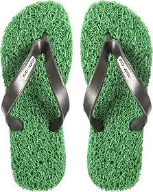 Chinelo Confort Masculino indicado para pessoas que sofrem com Fascite Plantar, esporão de calcâneo, Hiperidrose PLantar e Neuroma de Morton, além disso, dá a sensação de estar pisando em um tapete macio.