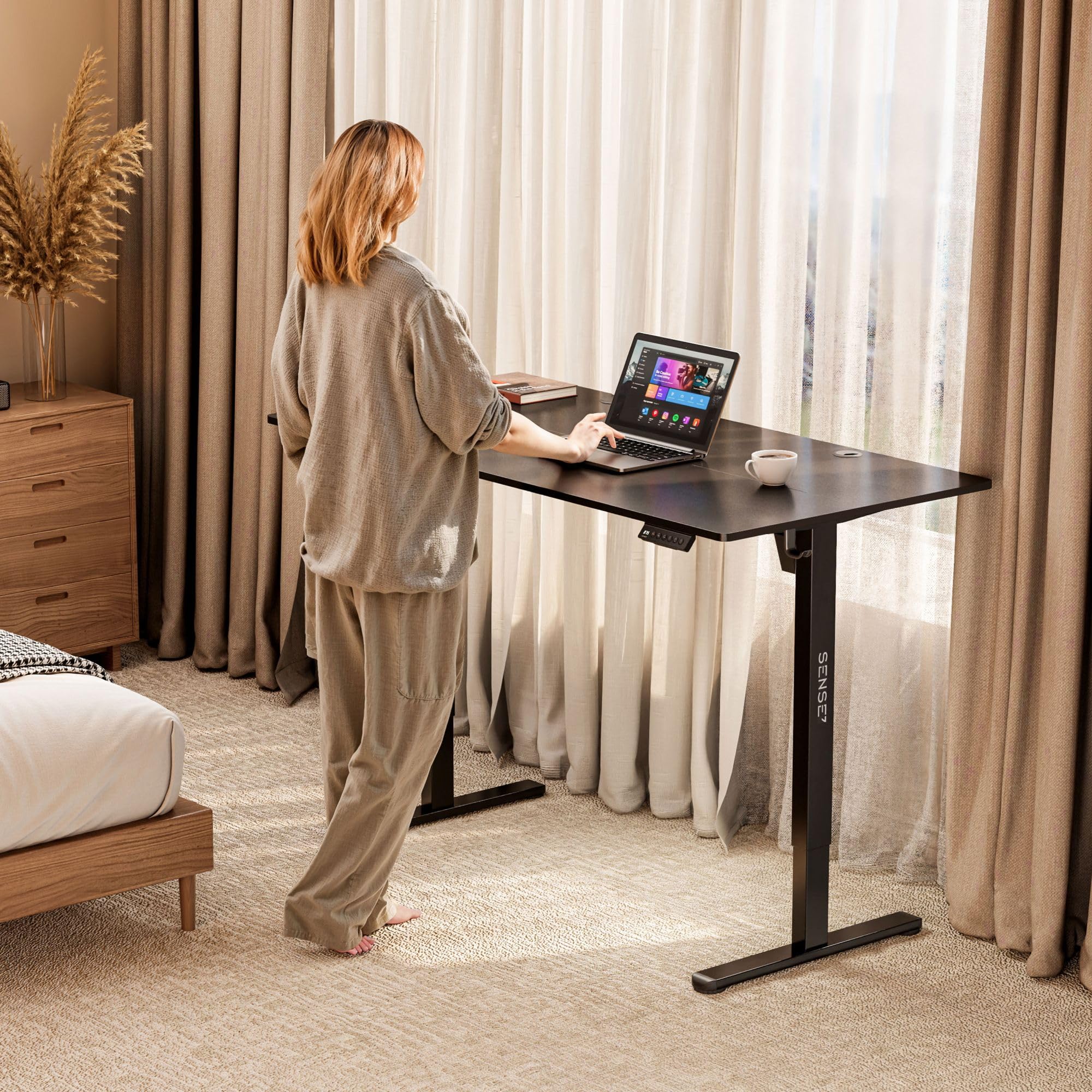 SENSE7 Scrivania Elettrica Regolabile in Altezza NOJO, Standing Desk 140x70, Tavolo PC con Memoria, Scrivania con Vassoio per Cavi, Tavolo da Gaming con Gancio, Regolazione Silenziosa, Black