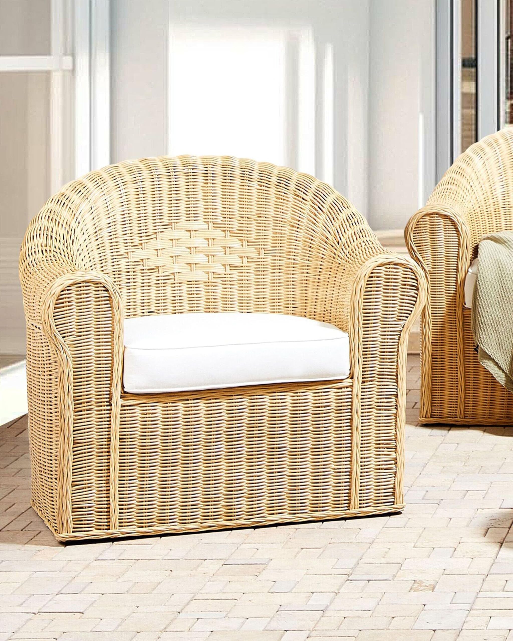 Beliani Gartensessel Rattan natürlich mit Armlehnen Kissen weiß Outdoor&Indoor Livadeia