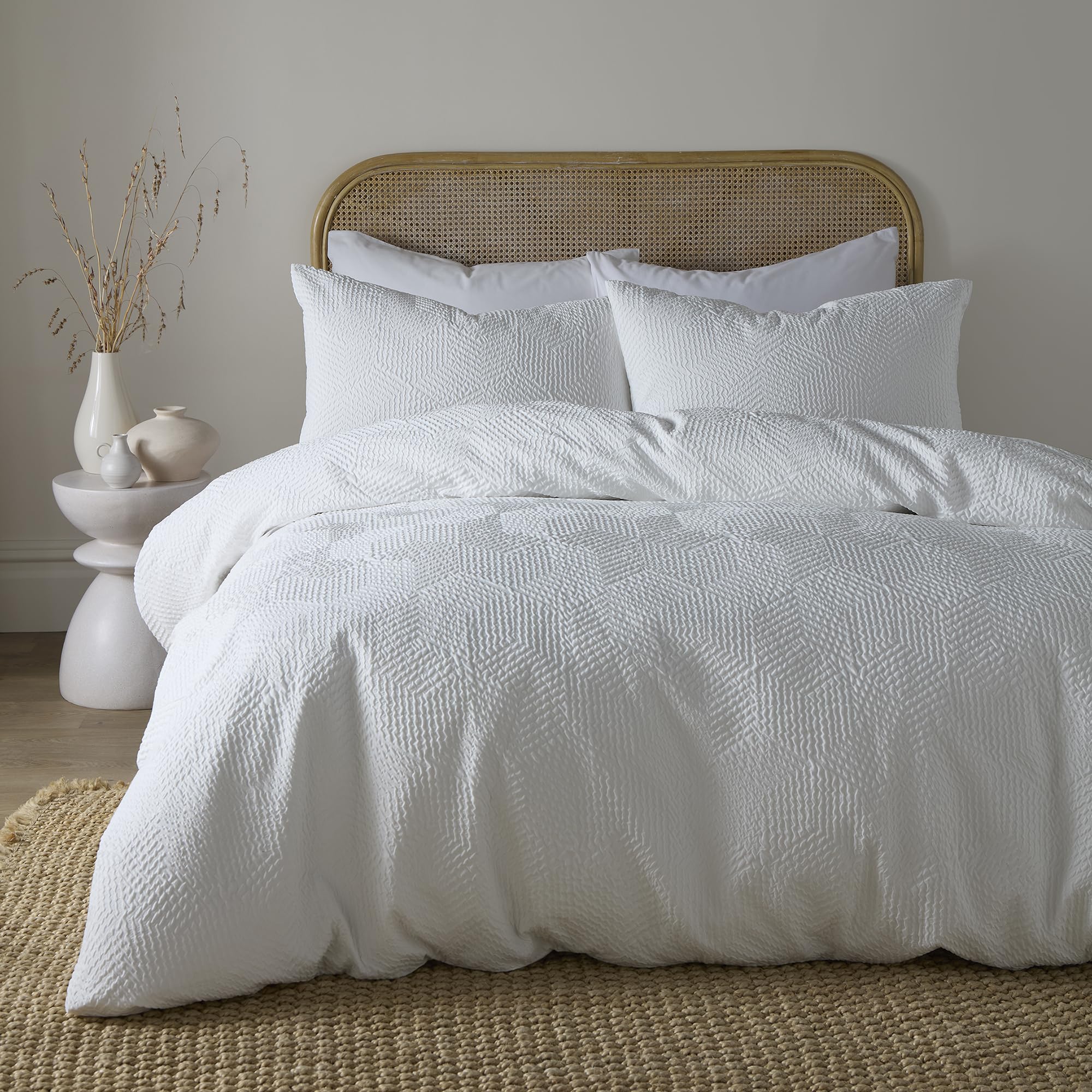 Serene Embossed Geo Duvet Cover Set King – White Embossed Geometric Bedding in Recycled Polyester – Includes 1 Duvet Cover (230 x 220cm) & 2 Pillowcases (50 x 75cm)