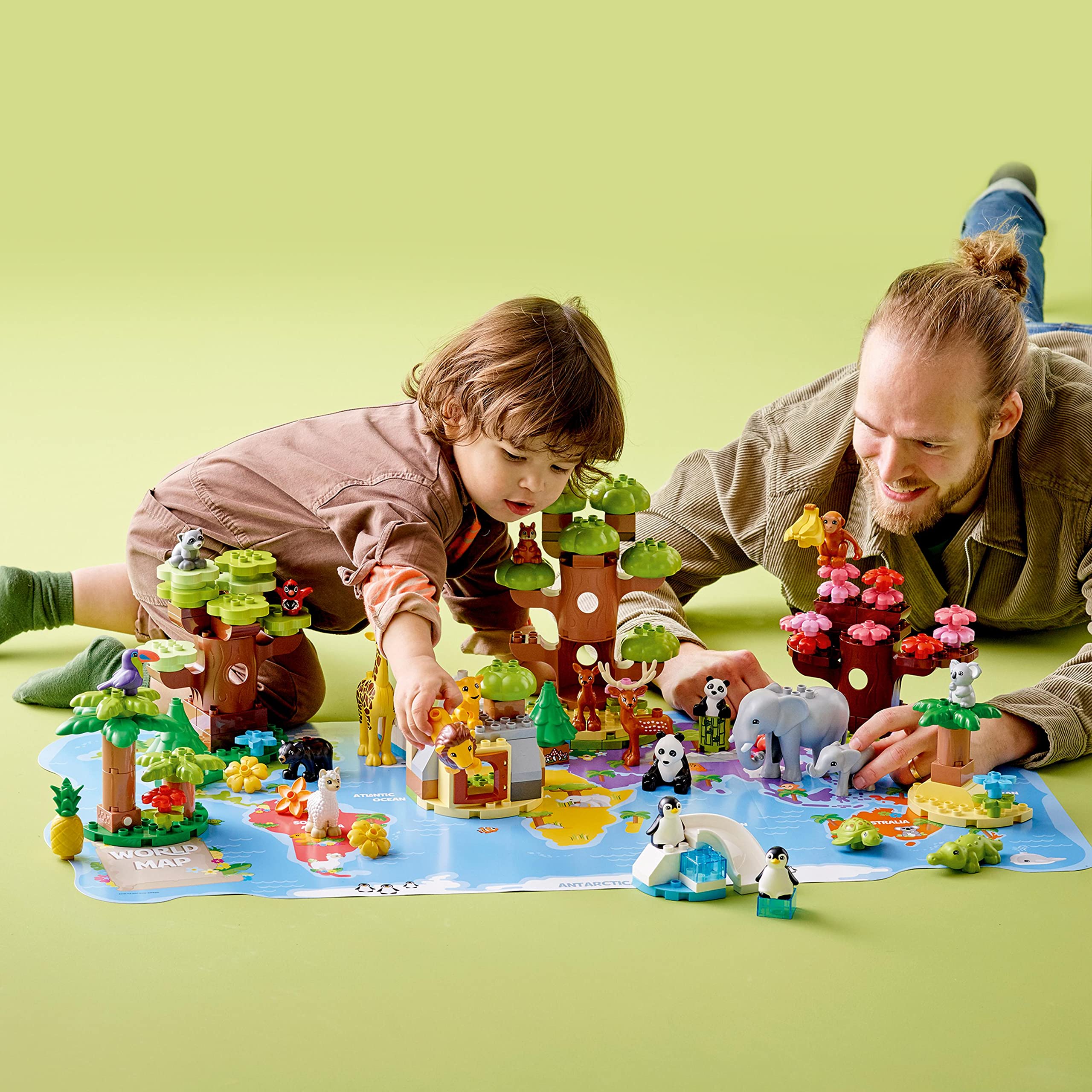 LEGO DUPLO Animali del Mondo, Giochi Educativi per Bambini e Bambine con 22 Figure di Animali Giocattolo e Mattoncino con Suoni Realistici, Idee Regalo di Compleanno con Tappetino da Gioco 10975