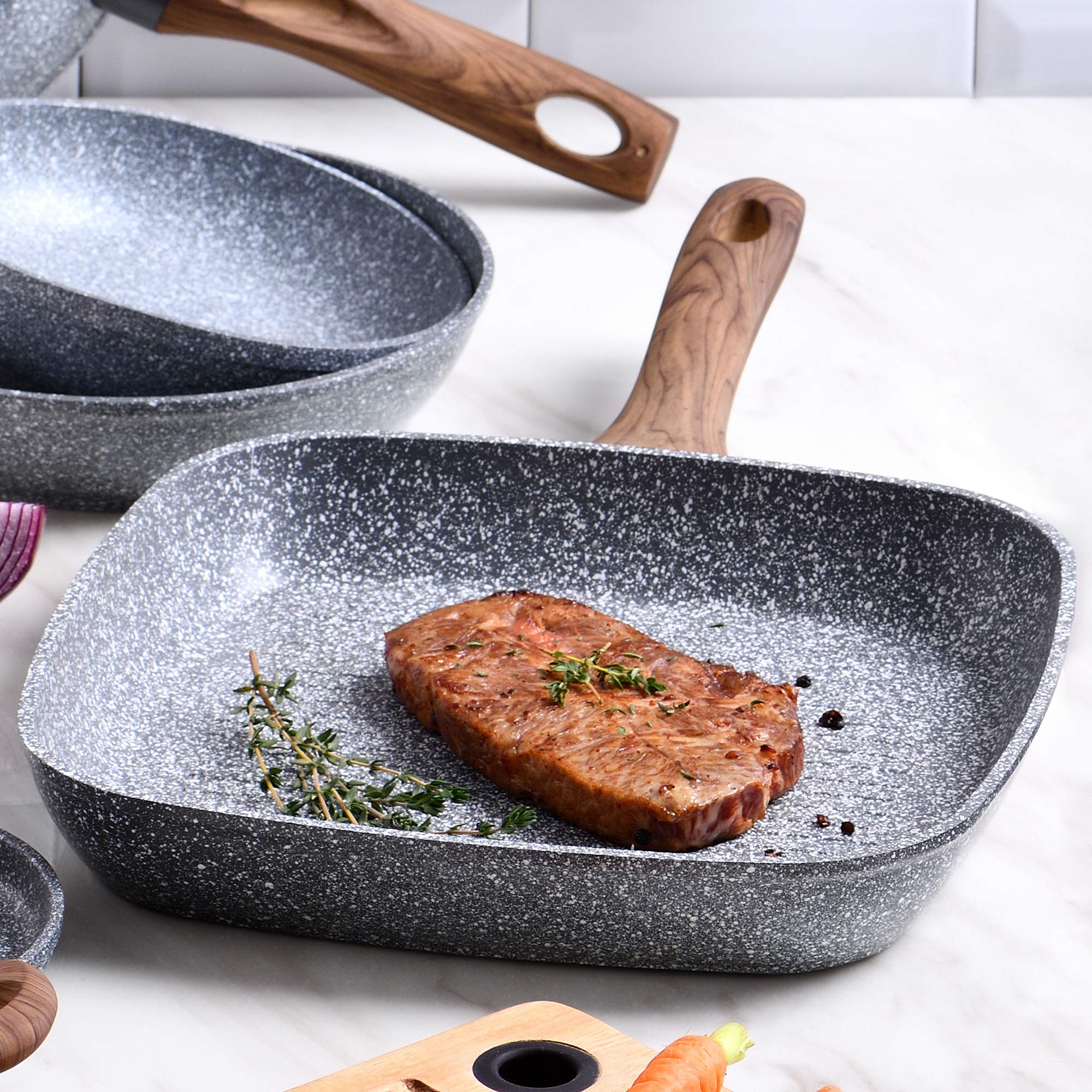 San Ignacio Batería de cocina 8 piezas en acero inoxidable, con juego de sartenes con asador 28x28 cm en aluminio forjado, inducción, PK3153, Color Granito, 18/20/Asador + Bateria