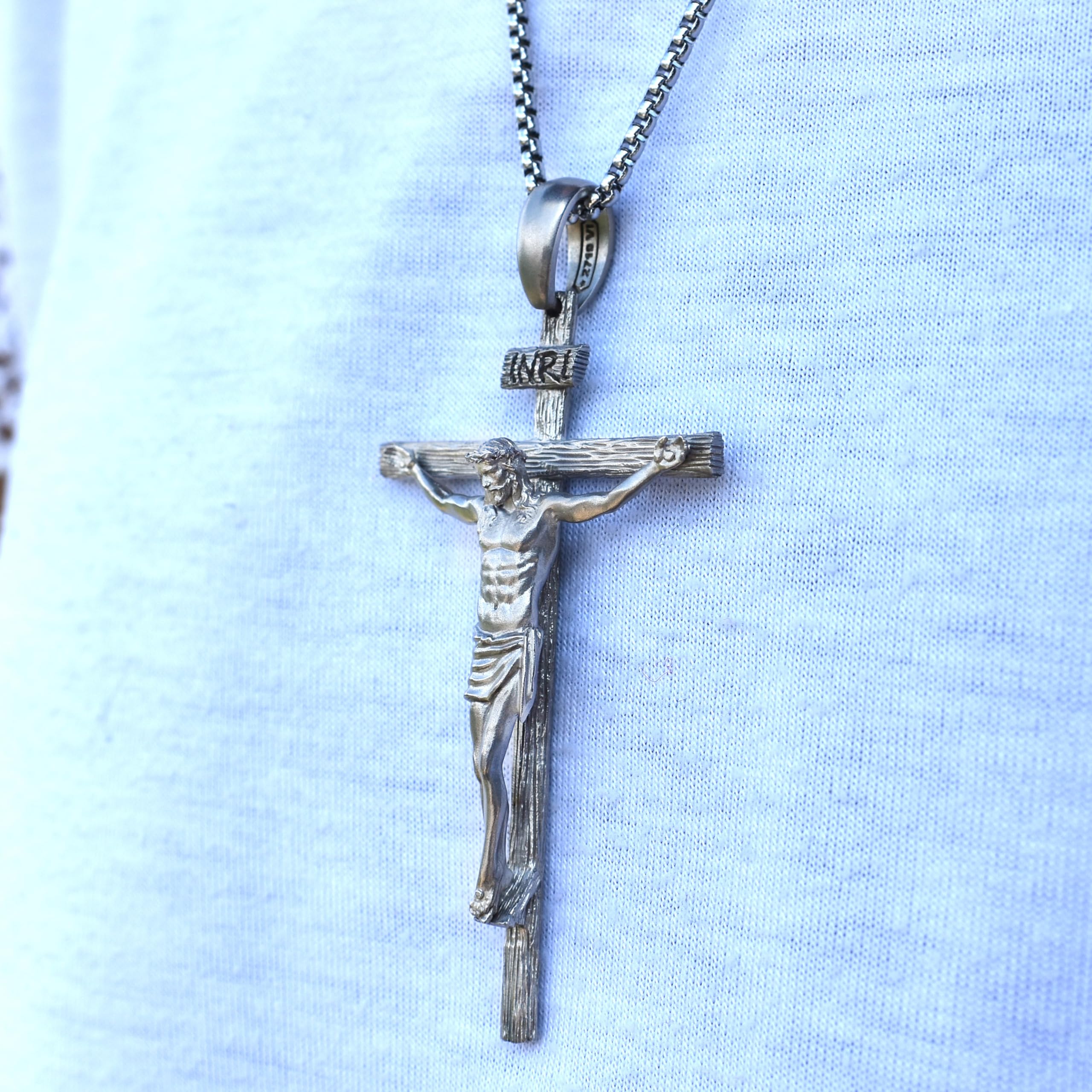 Crucifijo colgante, en plata 925.