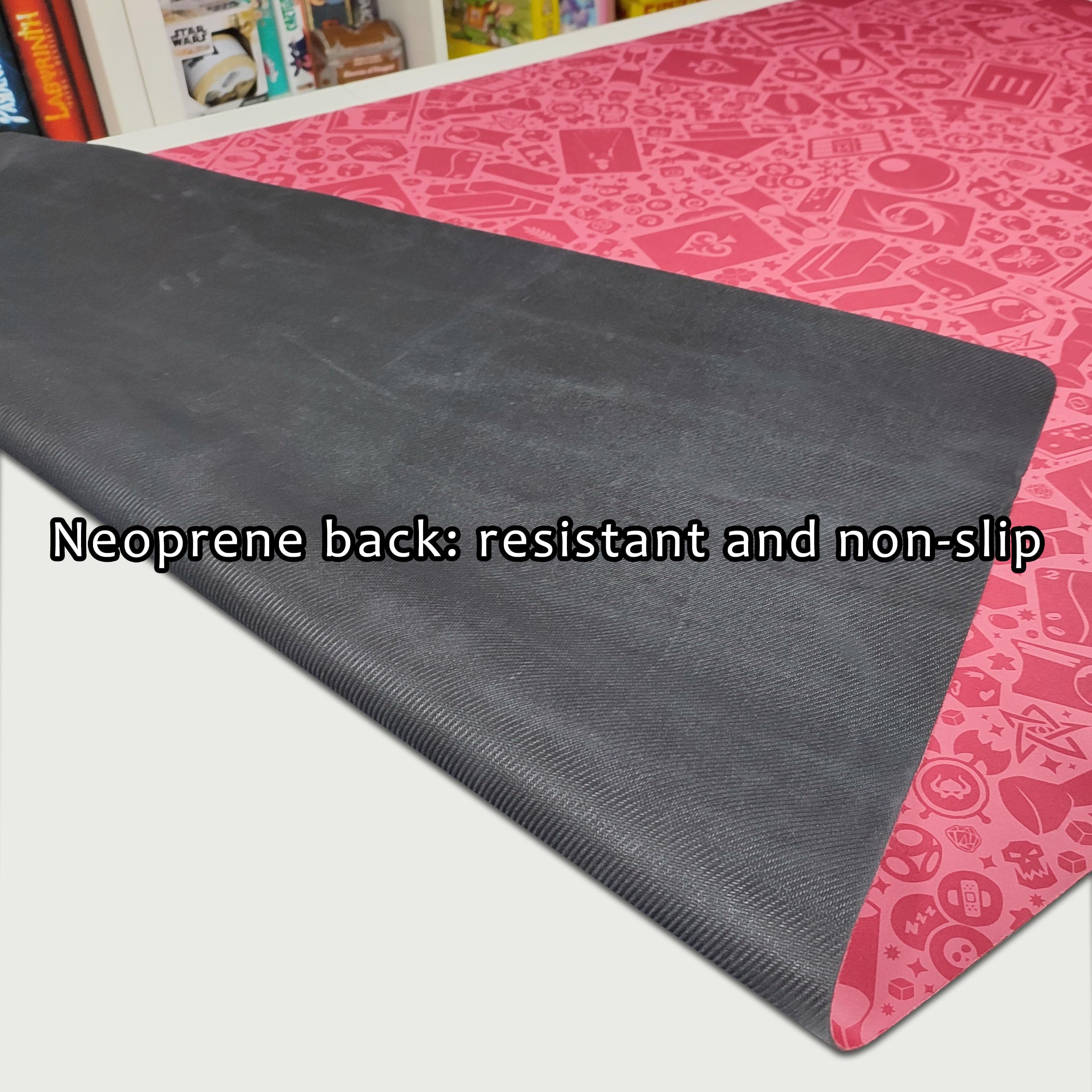 Neoprene Play Mat | Tappetino specializzato per Giochi da Tavolo, Dadi e Carte | Impermeabile, Antiscivolo e Arrotolabile (Gaming Pink)