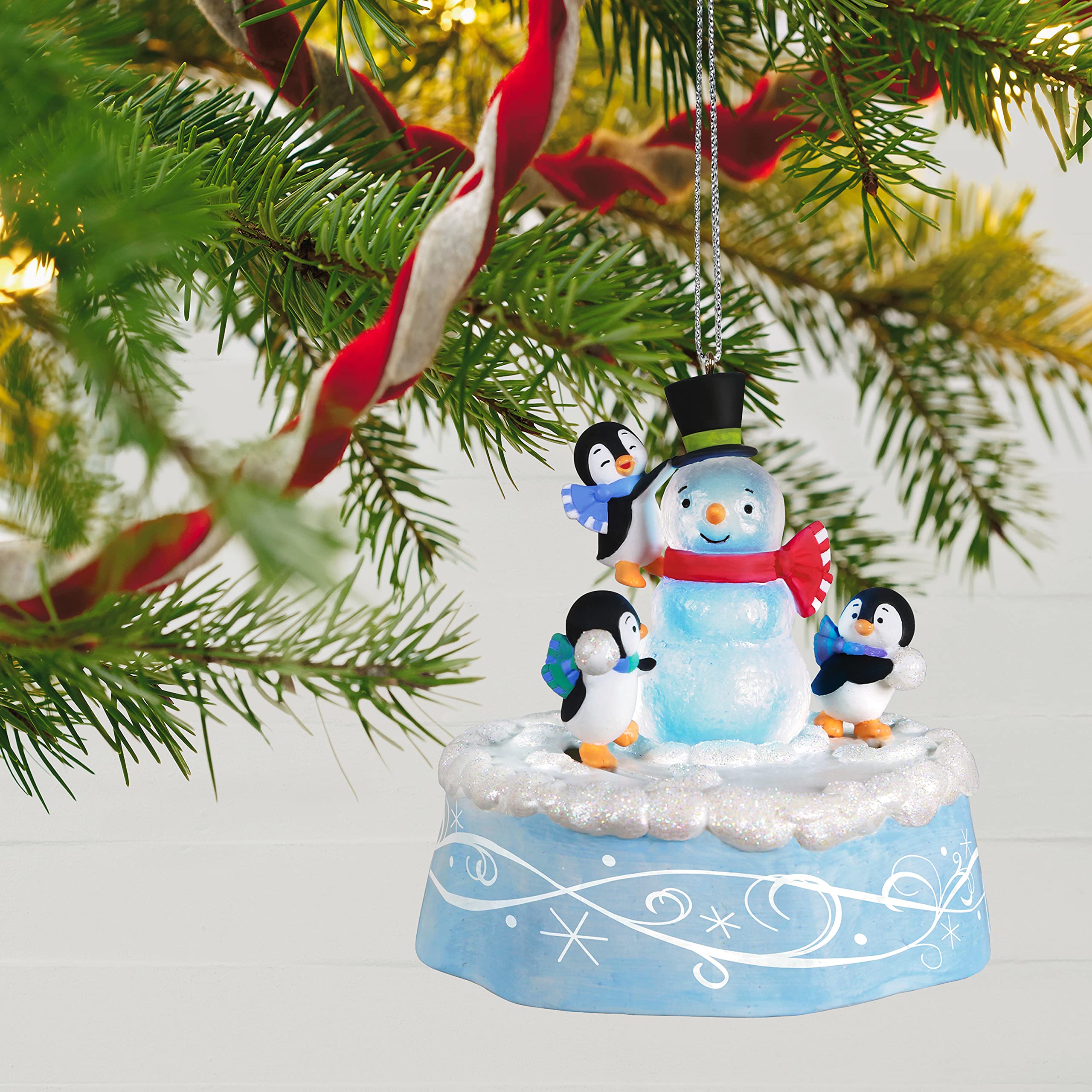 【お値下げしました！】プレゼントを届けるペンギンさんのクリスマスオーナメント① Amazon.co.jp: Hallmark 記念品クリスマスオーナメント 2021年 遊び心