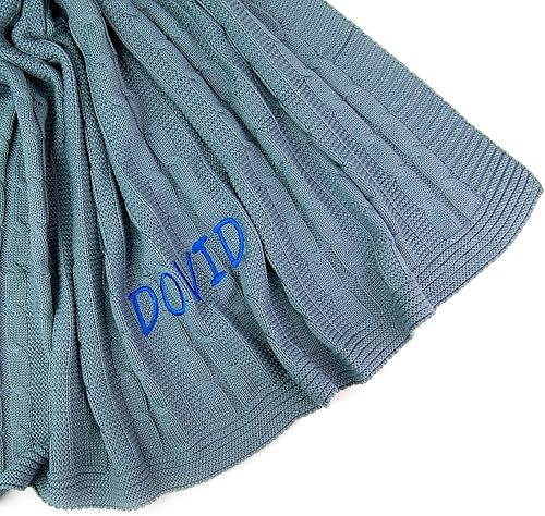 Personaliza la manta de bebé con nombre de punto trenzado para niña y niño (gris)