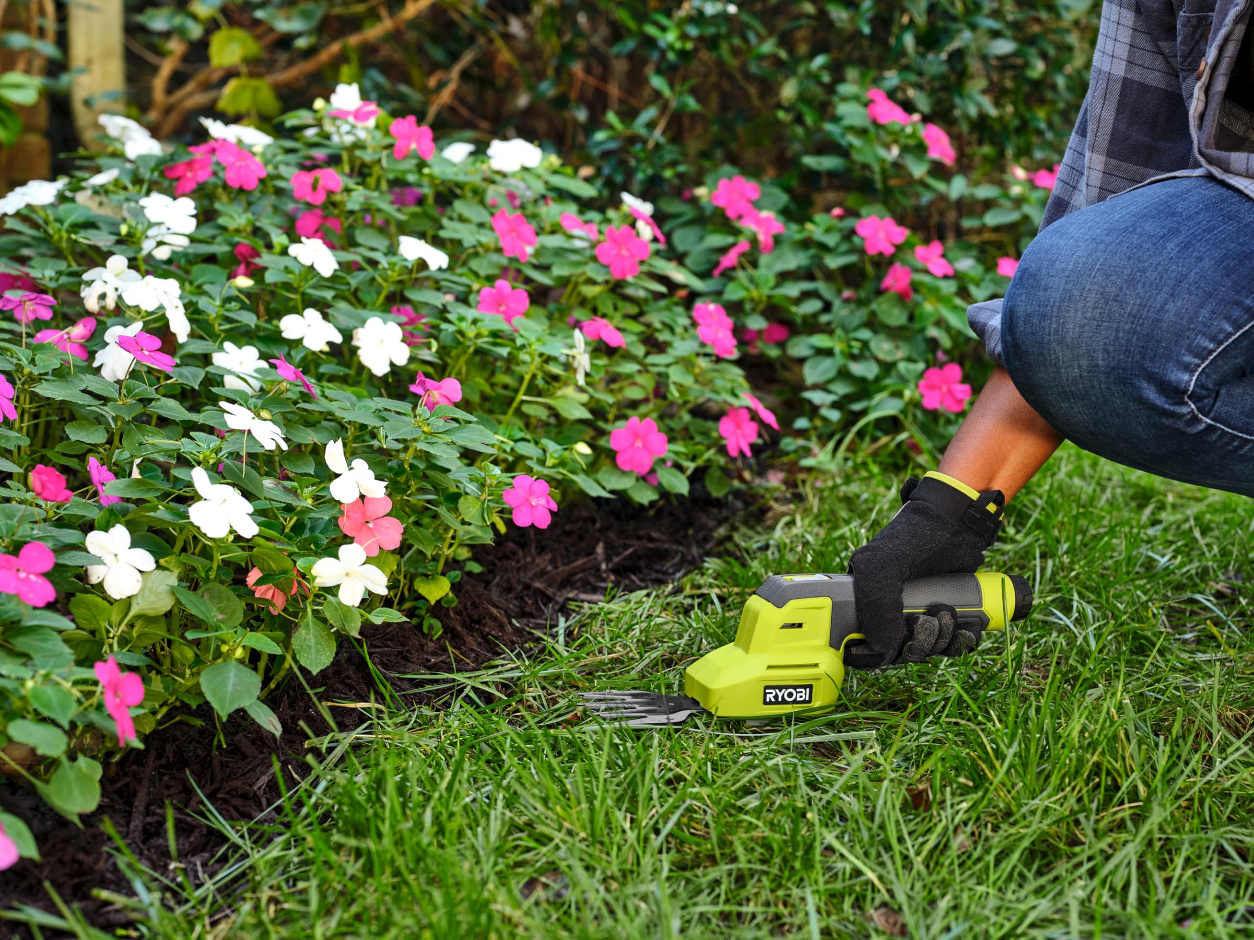 RYOBI 4 V Akku-Gras- & Strauchschere RY4CGSA-120, inkl. 2,0 Ah Akku und Ladekabel USB-C