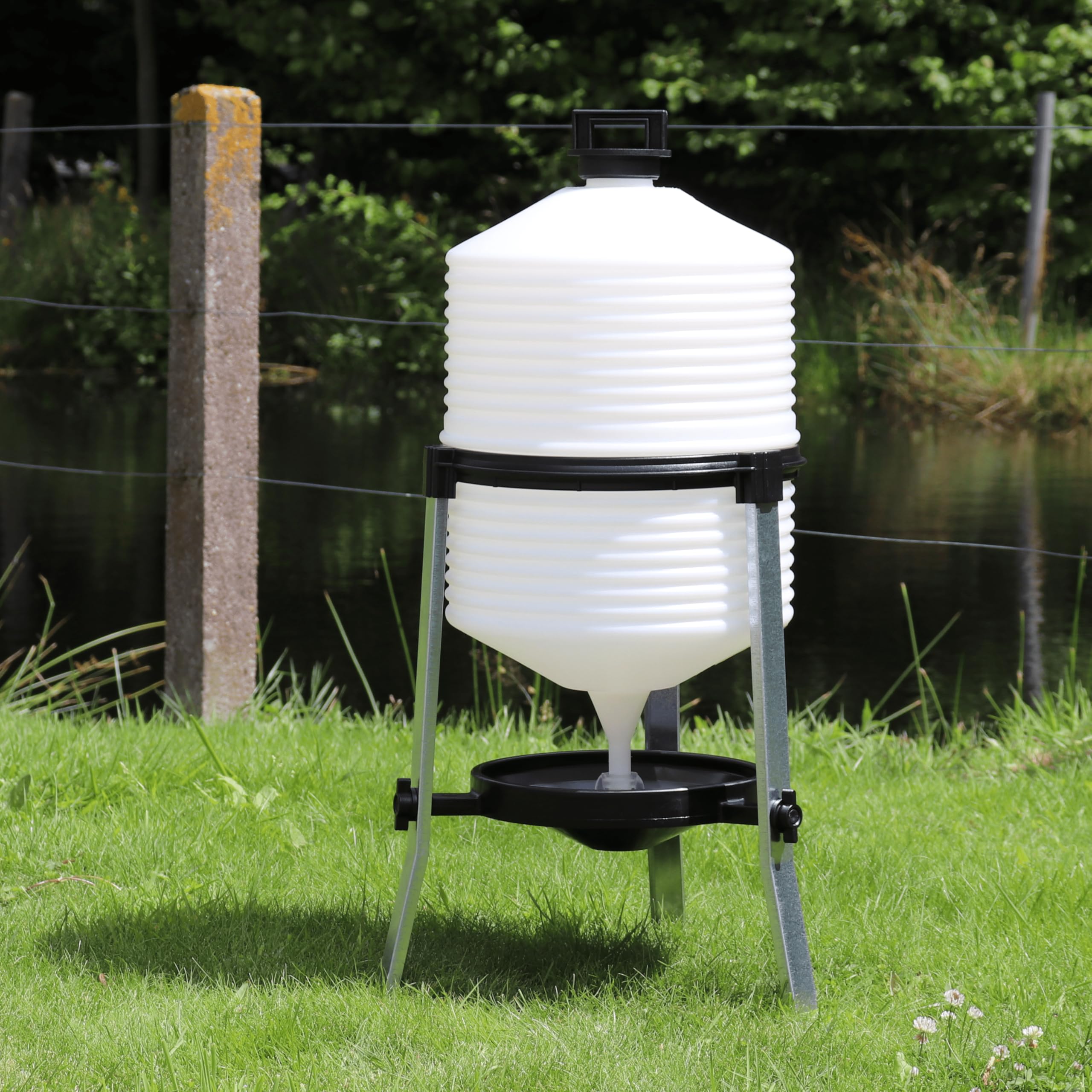 Siphontränke 30 Liter - Geflügel Trinkautomat mit erhöhter Trinkschale - Hühnertränke mit automatischer Wasserregulierung - stabile und kippsichere Geflügeltränke für Hühner