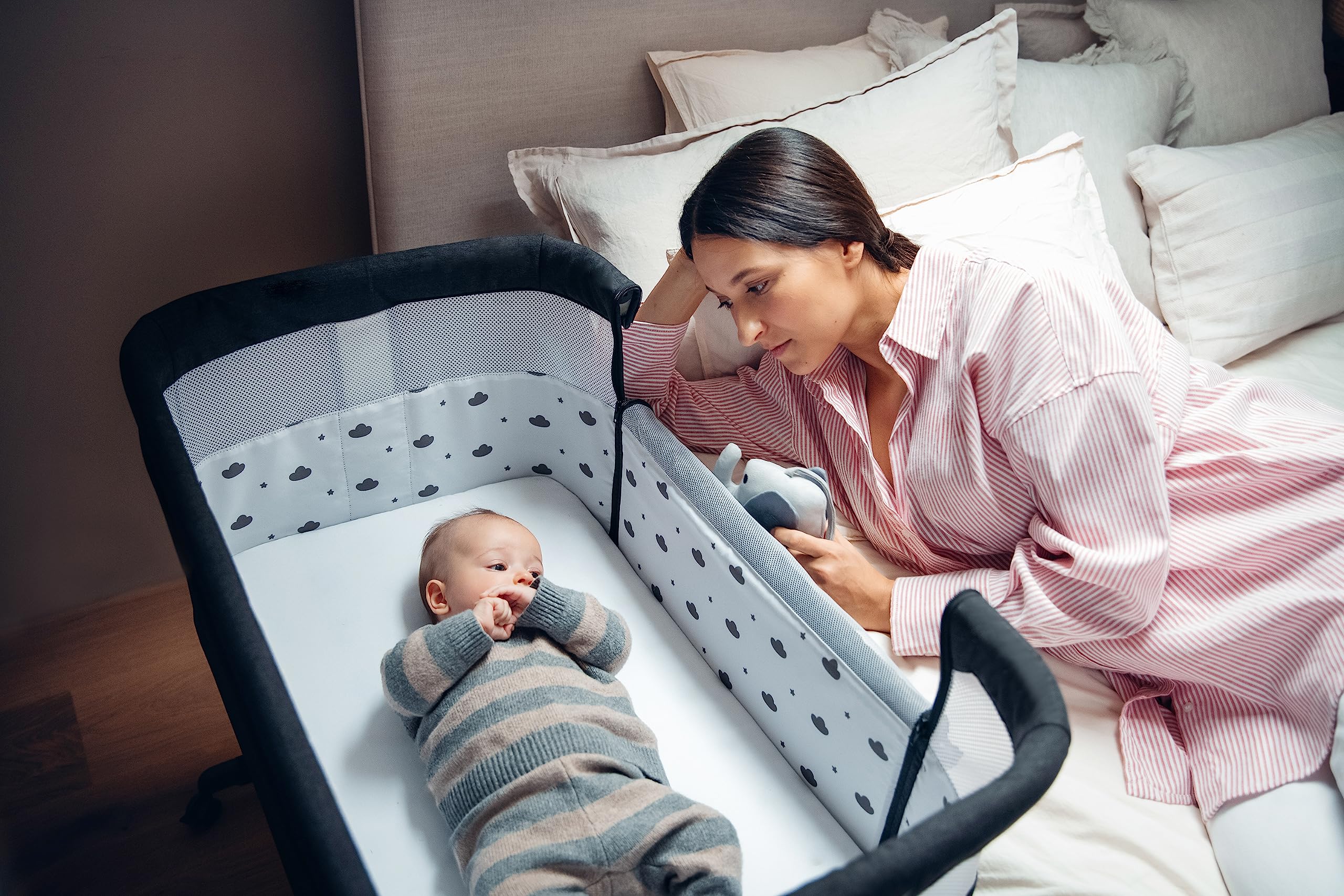 Momi REVO Lettino multifunzionale, con regolazione dell'altezza su 6 livelli da 72 a 82 cm, con rotelle, materassino incluso, cinghie di fissaggio, zanzariera e barra giochi