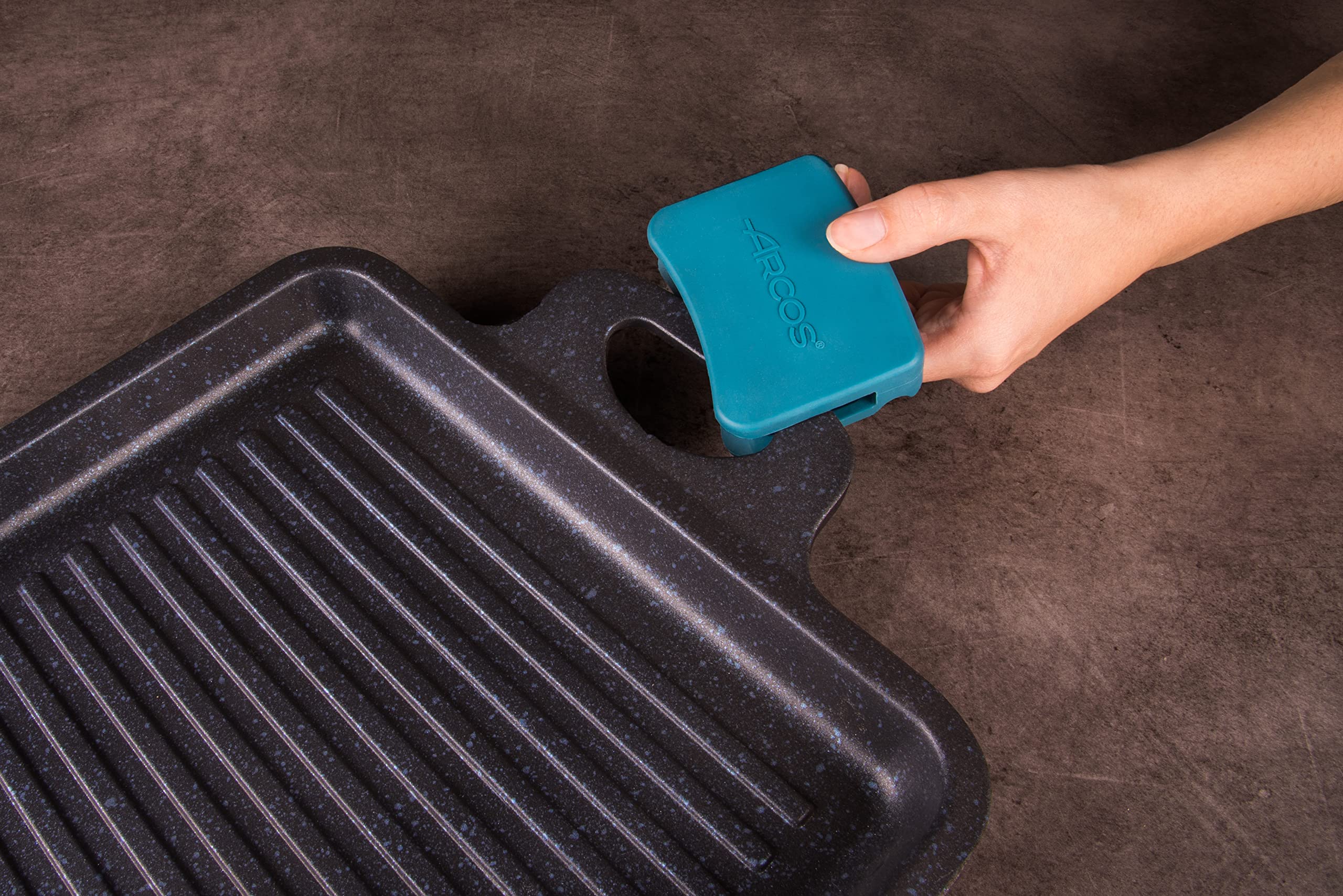 Arcos Serie Thera | Padelle Grill Antiaderente | Bistecchiera | Alluminio Fuso | Adatto qualsiasi cucina | Manico ergonomico plastica e silicone | Lavabile in lavastoviglie | Nero e Azzurro (34x26 cm)
