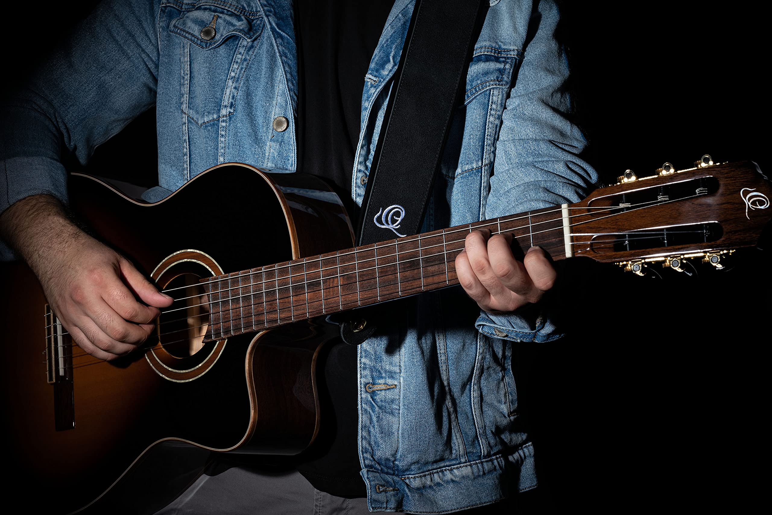 Ortega Guitars Gitarrengurt Länge Verstellbar - Akustik Gitarre / Bass, E-Gitarre, E-Bass - Artist Series - Echtleder, Black Hole (OSAR-1)