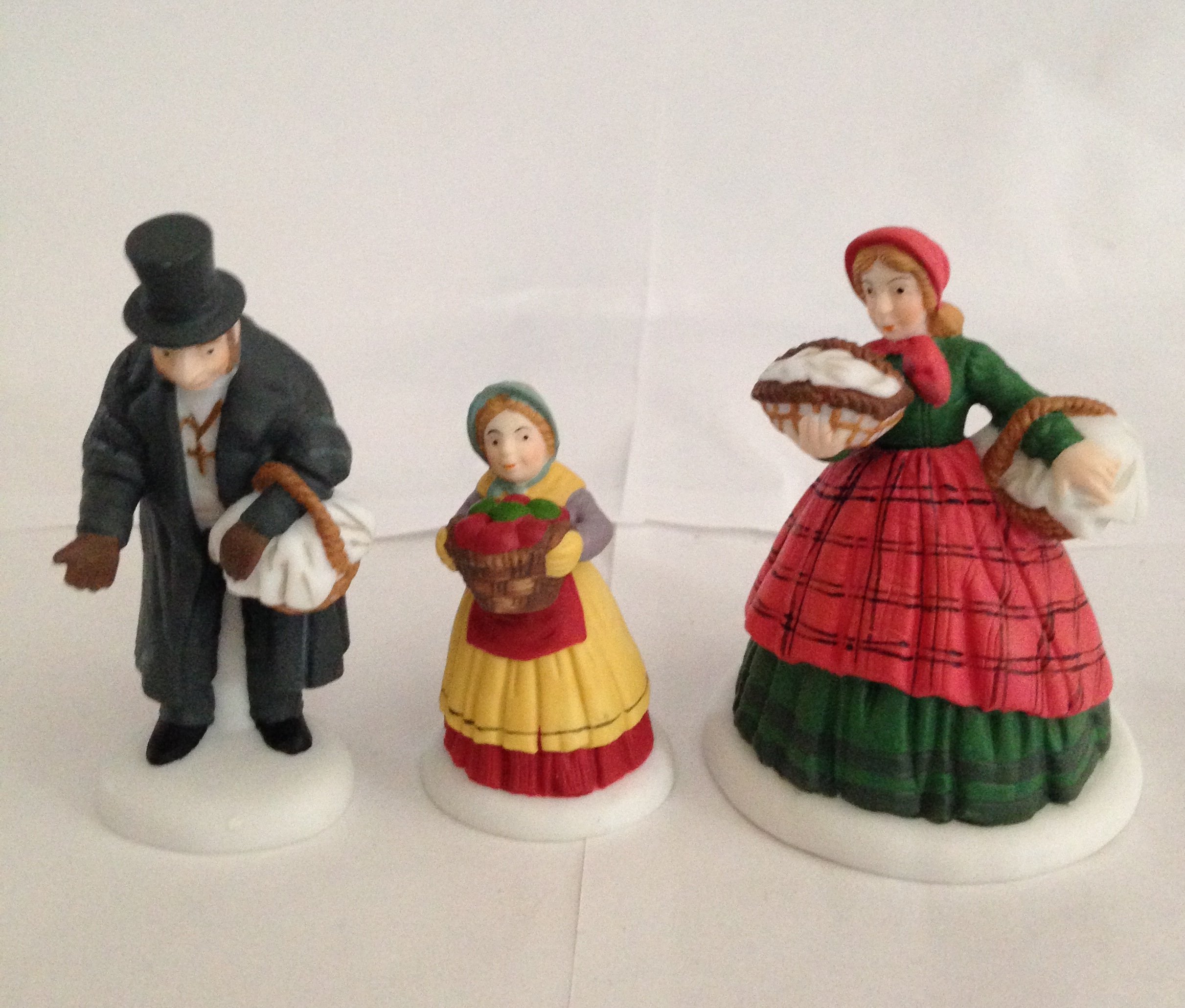 Amazon.com: Dept 56 Heritage Village The Spirit of Giving (Set of