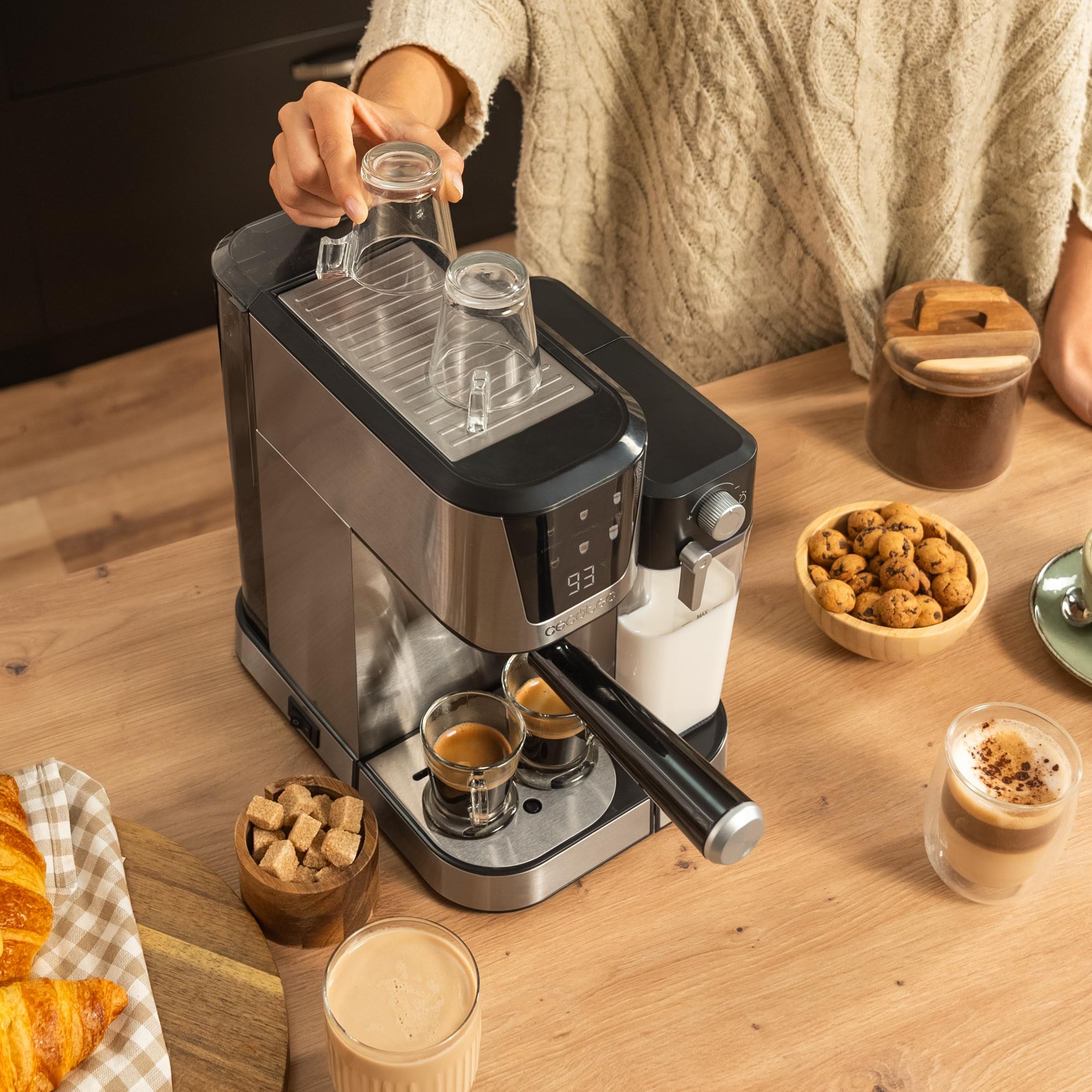 Cecotec Półautomatyczny ekspres do kawy Power Espresso 20 Cream. 1350 W, półautomatyczny, 20 bar, termoblok, zbiornik na mleko 700 ml, zbiornik na wodę 1 l, system aromatów Force