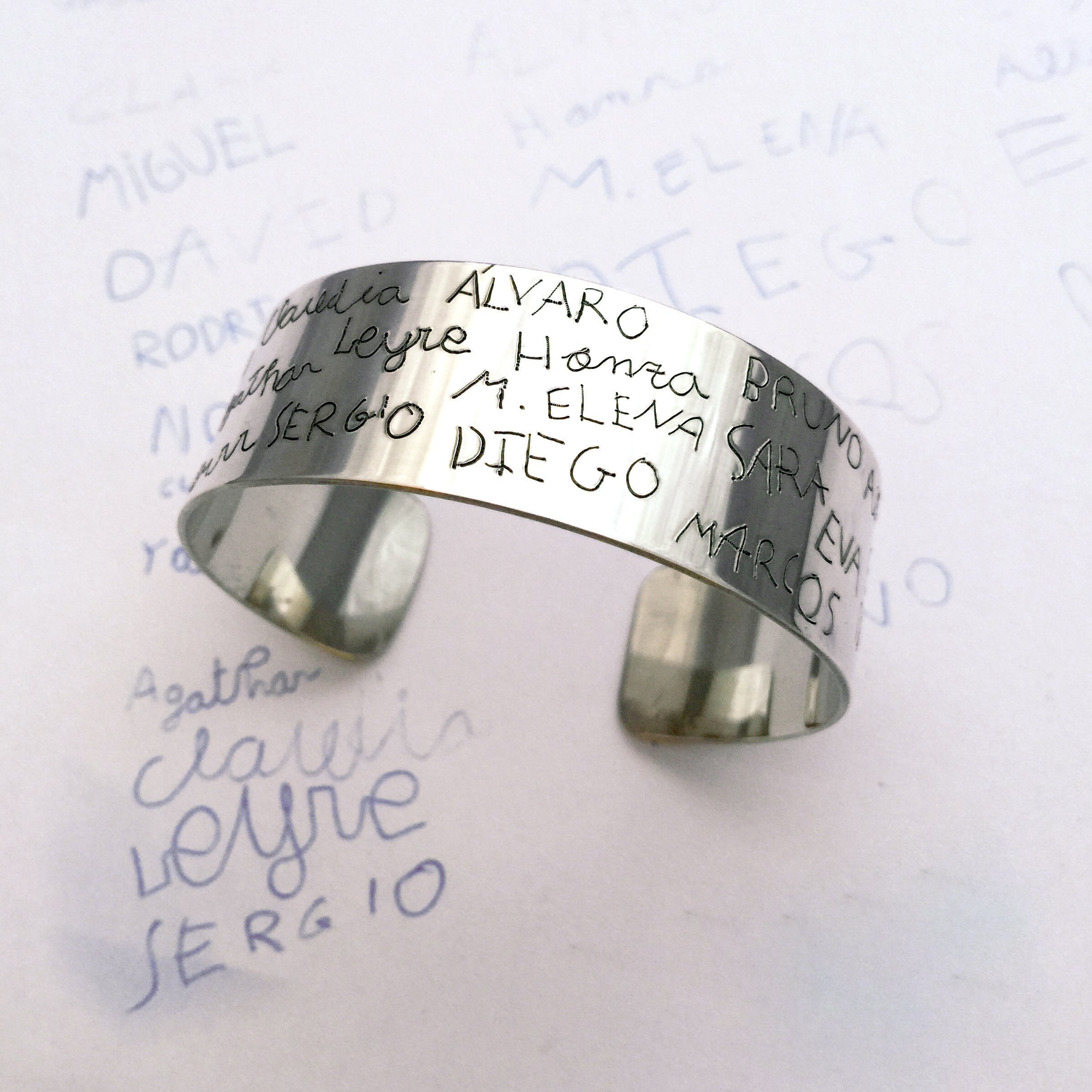Brazalete Profesora Personalizado con Nombres o Firmas de Alumnos | Regalo Fin de Curso Maestra Original | Joya Artesanal Grabada a Mano | Pulsera Aluminio Ajustable