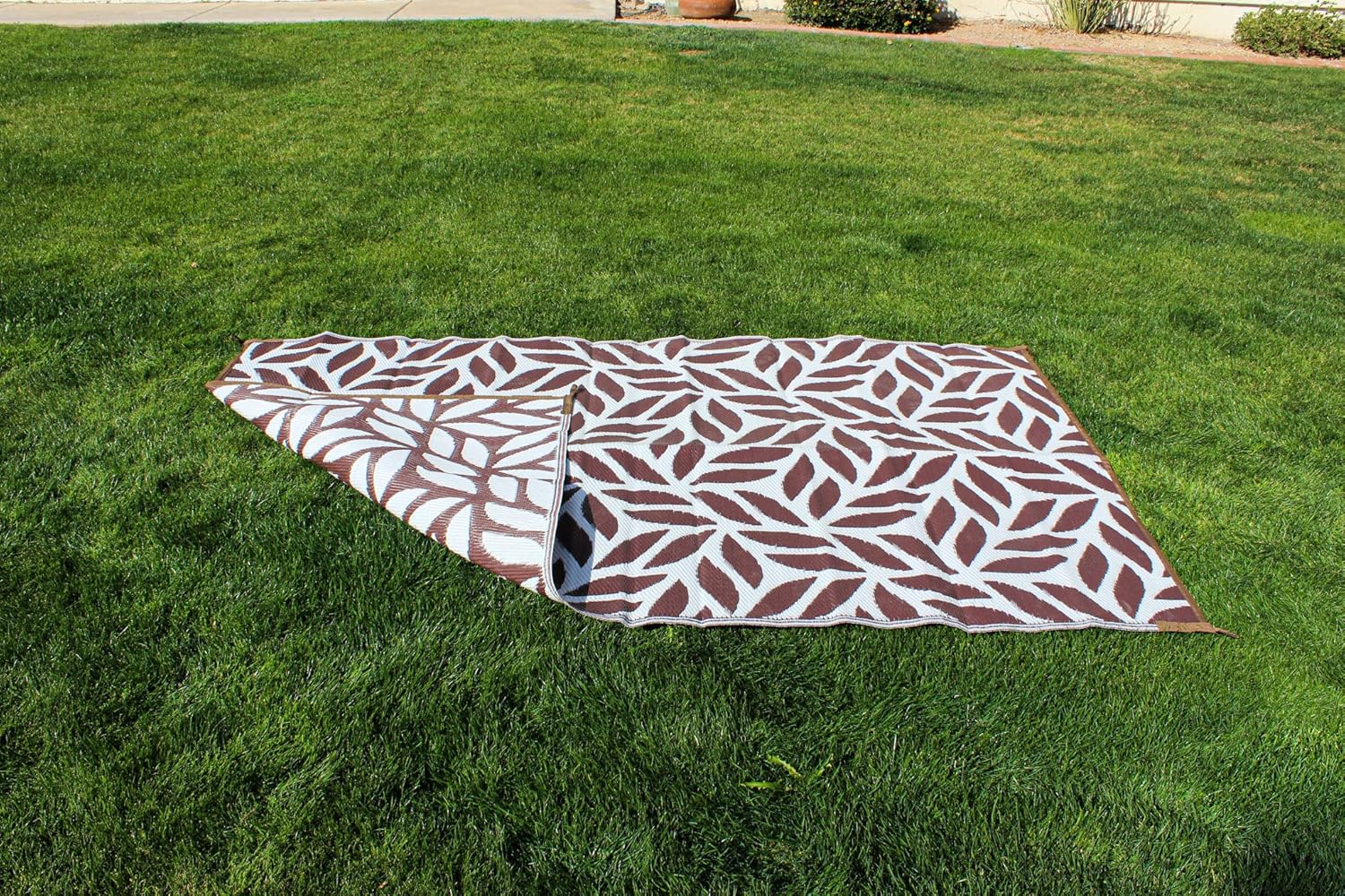 Stylish Camping 258107 8-feet by 10-feet Reversible Mat, Plastic Straw Rug, Large Floor Mat for Outdoors, RV, Patio, Backyard, Picnic, Beach, Camping - Leaf Mat (Brown/White)