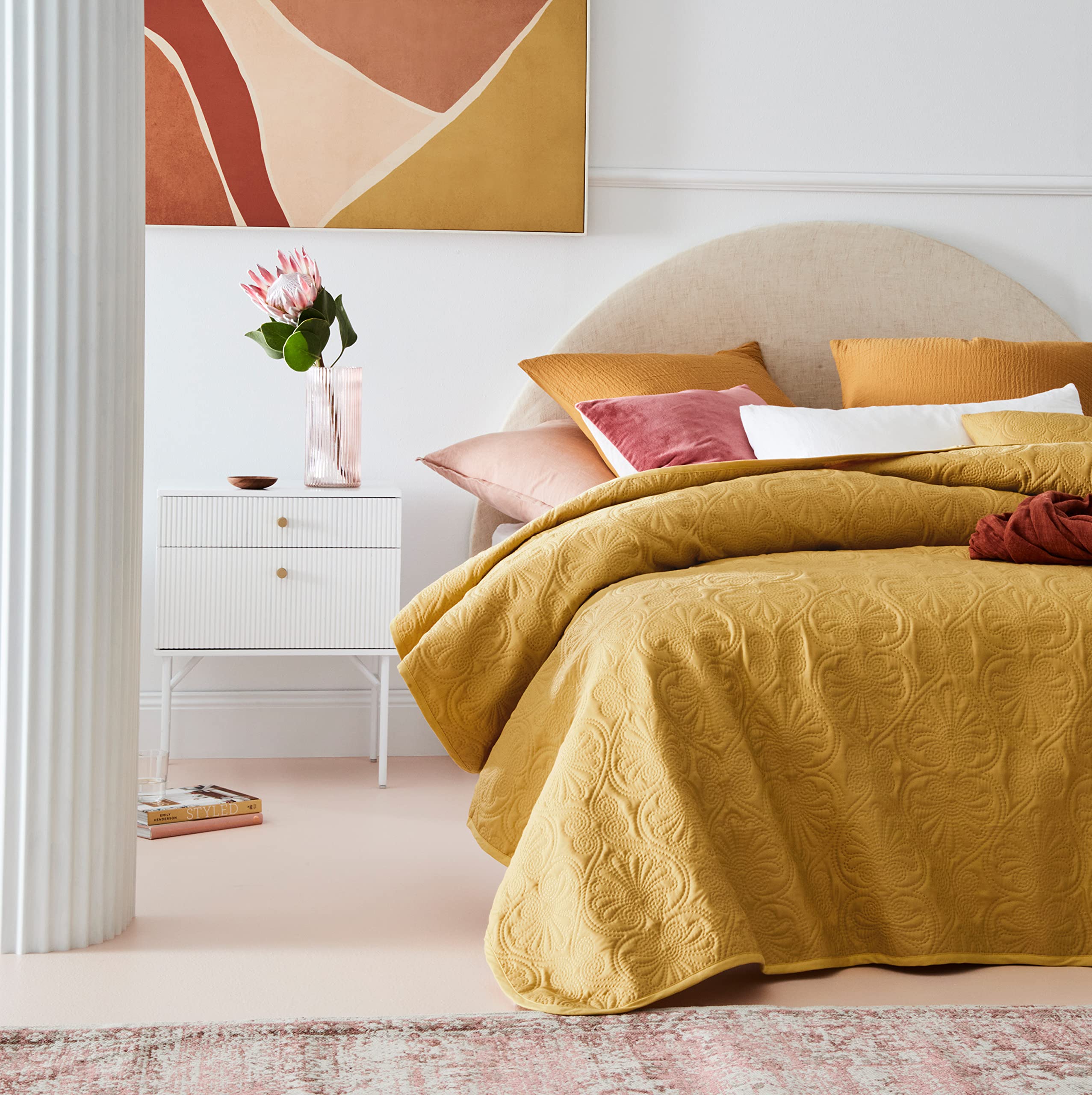 room99 Leila Colcha Elegante Color Mostaza 220 x 240 cm Versátil para Cama y Sofá Ideal para Dormitorio