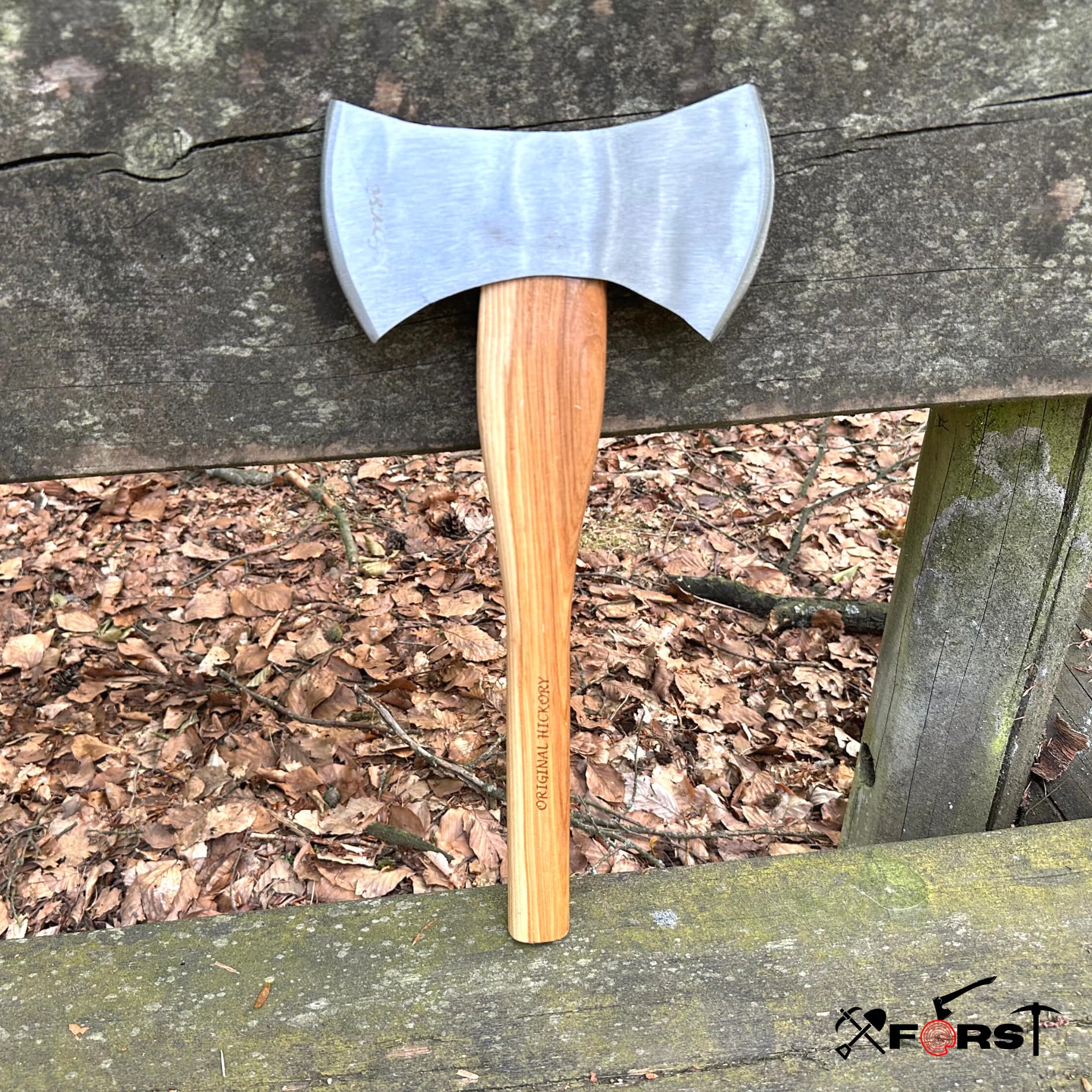 Ascia Accetta Doppia Xforst X-DB in acciaio al carbonio forgiato. Manico in legno di Hickory con fodero per la lama in vero cuoio nero. Ascia vichinga. 42 cm / 1,4 kg.