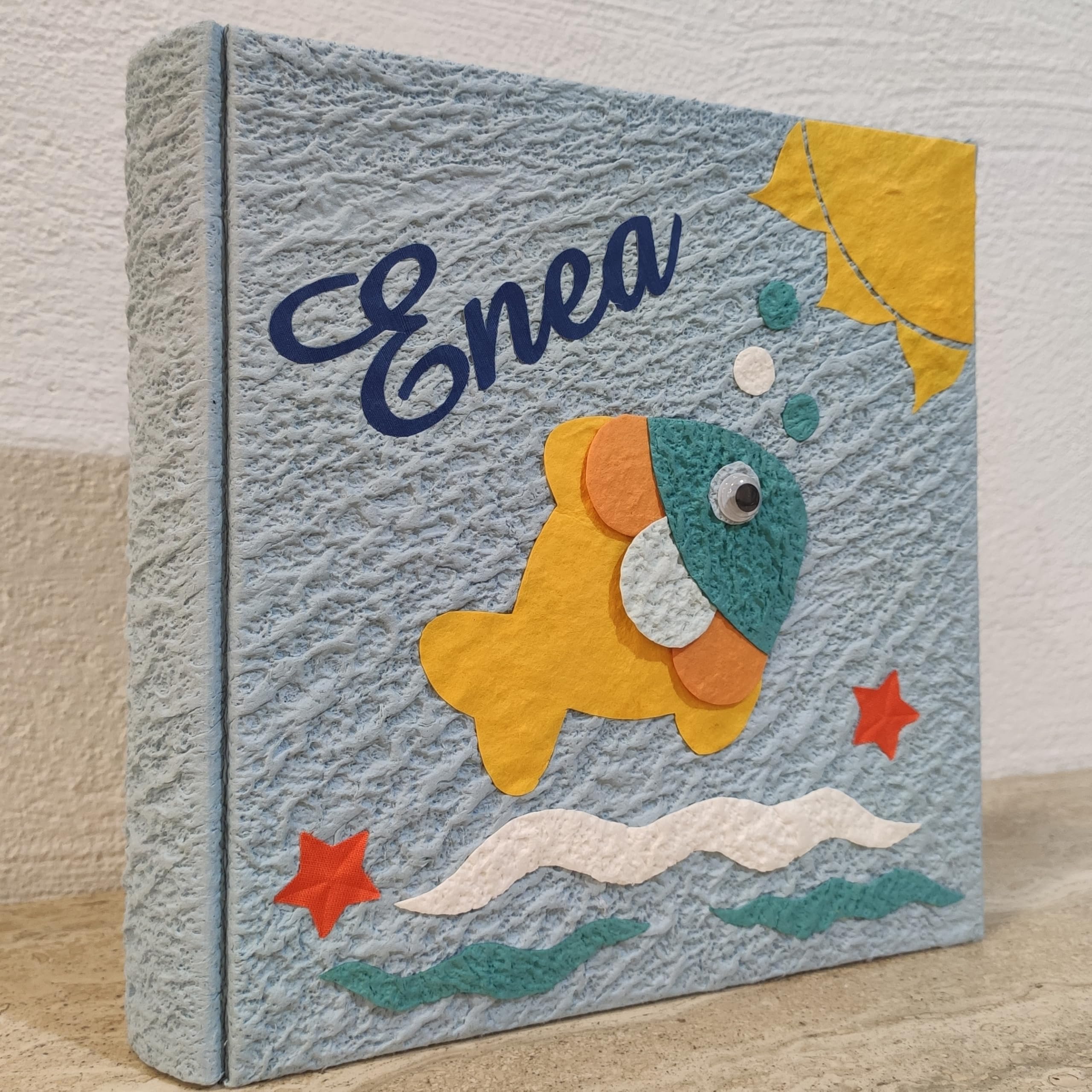 Album fotografico artigianale pesciolino e sole in carta luna con nome intagliato in tela personalizzabile regalo nascita battesimo compleanno vacanze estate MADE IN ITALY legnoegrafite