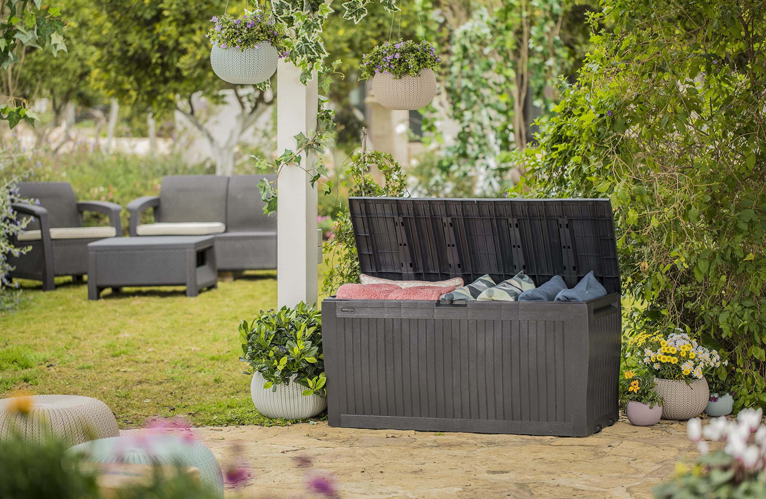 Koll Living Auflagenbox/Kissenbox 270 Liter Farbe : Graphit l 100% Wasserdicht l mit Belüftung dadurch kein übler Geruch/Schimmel l Moderne Holzoptik l Deckel belastbar bis 250 KG (2 Personen)