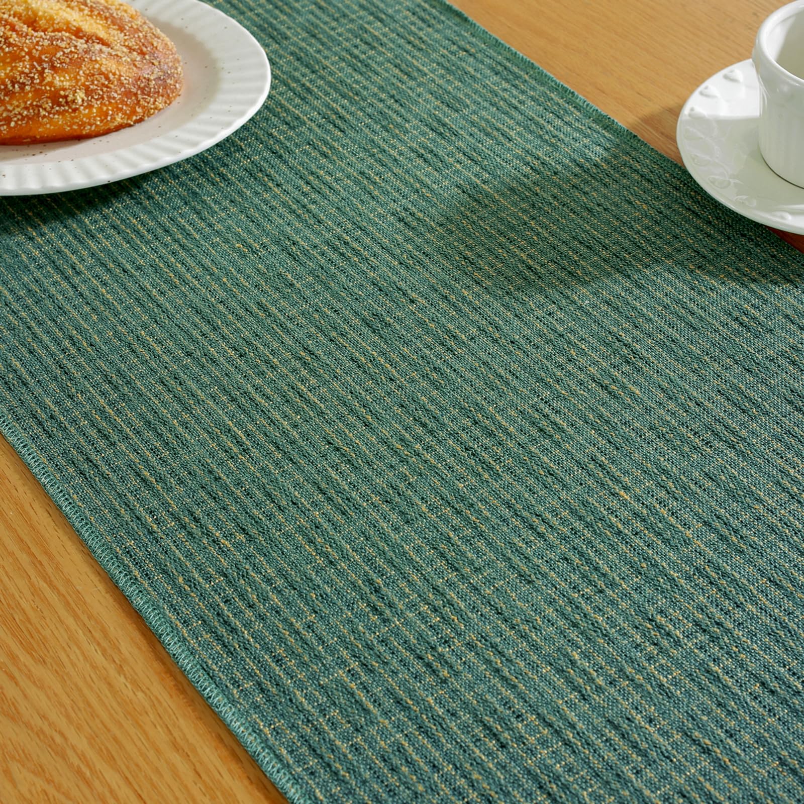 Laolitou Camino de mesa rústico con borlas, caminos de mesa bohemios de 108 pulgadas de largo para fiestas de vacaciones, bodas y decoración de mesa de comedor, 13 x 108 pulgadas, verde oscuro