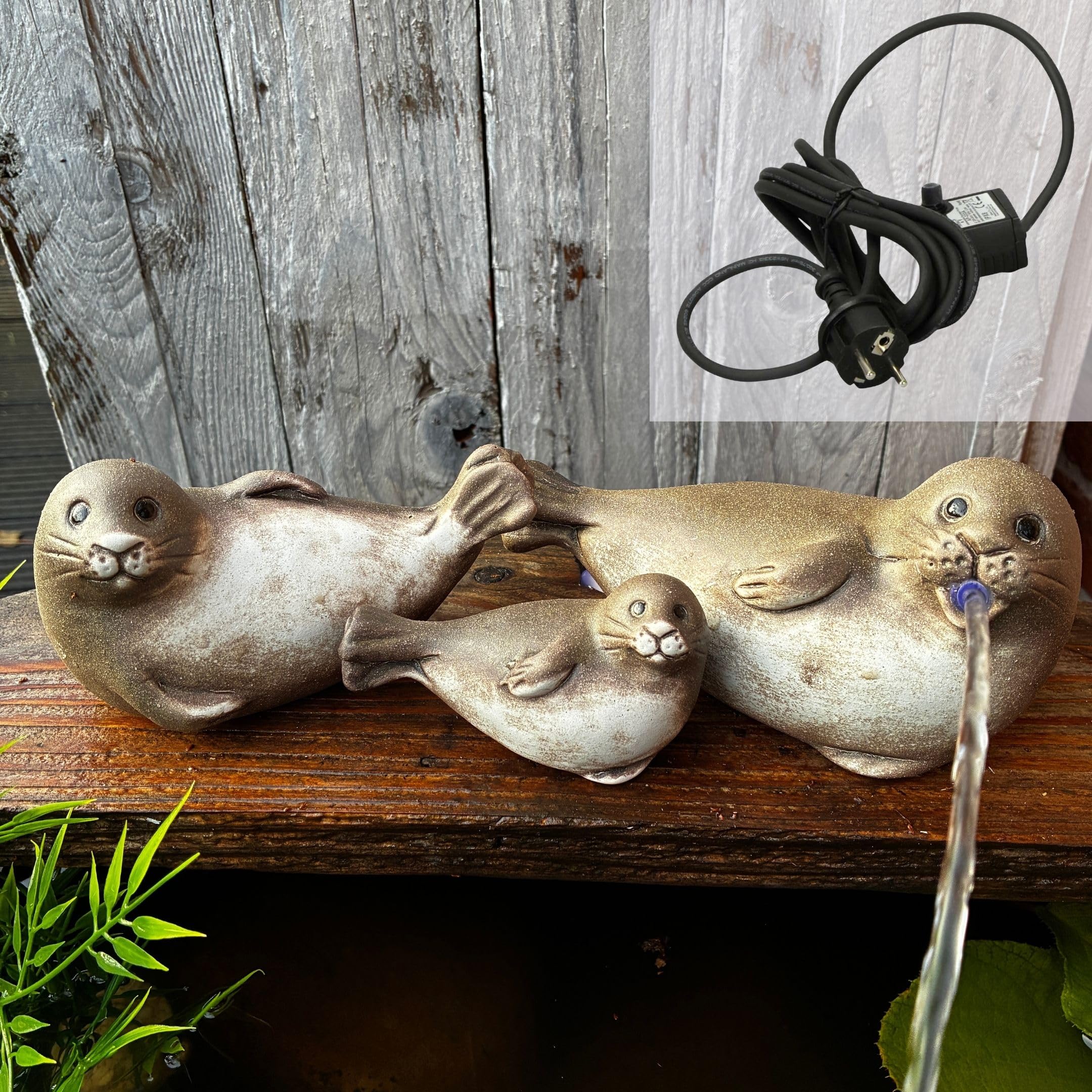 Storm's Gartenzaubereien Maritimes Wasserspeier Robben Set – 3er Set Robbenfamilie aus Keramik inkl. Pumpe – Dekofiguren für Miniteich, Balkon und Garten – Energieeffiziente Teichdeko mit 1,8m Kabel