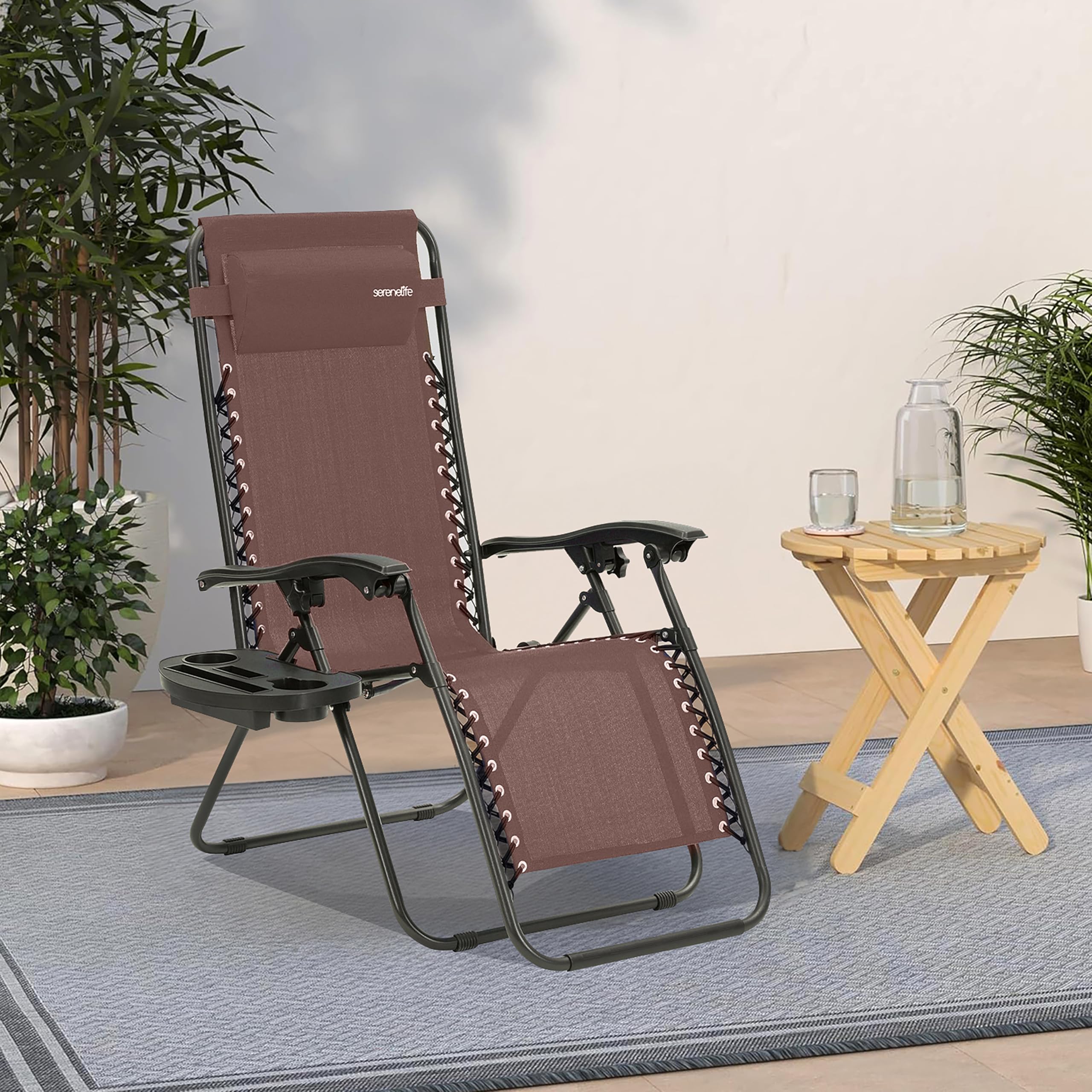 SereneLife Sonnenliege Klappbar 2er Set, Zero Gravity Liegestuhl Garten, bis 120 kg Braun, Verstellbar und Wetterfest, mit Tisch Getränkehalter und Kopfkissen, für Balkon Terrasse Camping Strand Relax